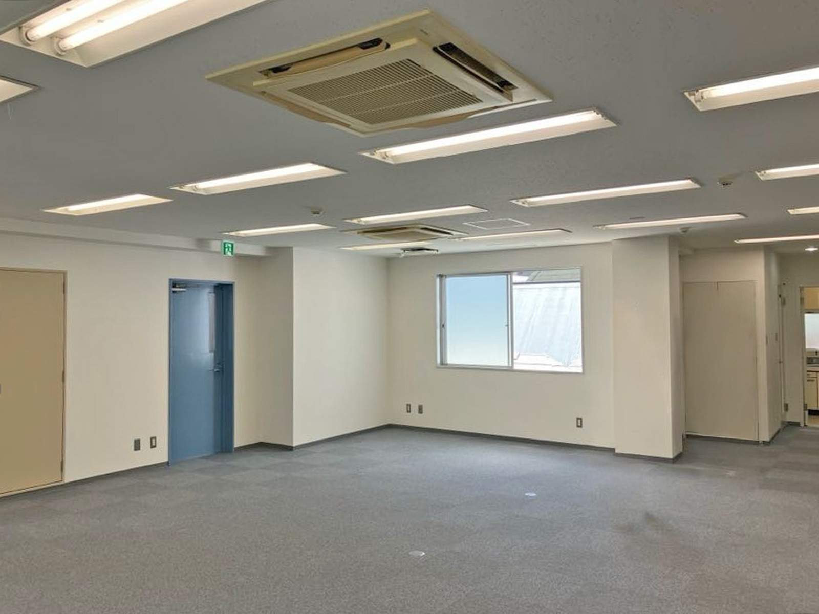 貸室奥側から見た室内