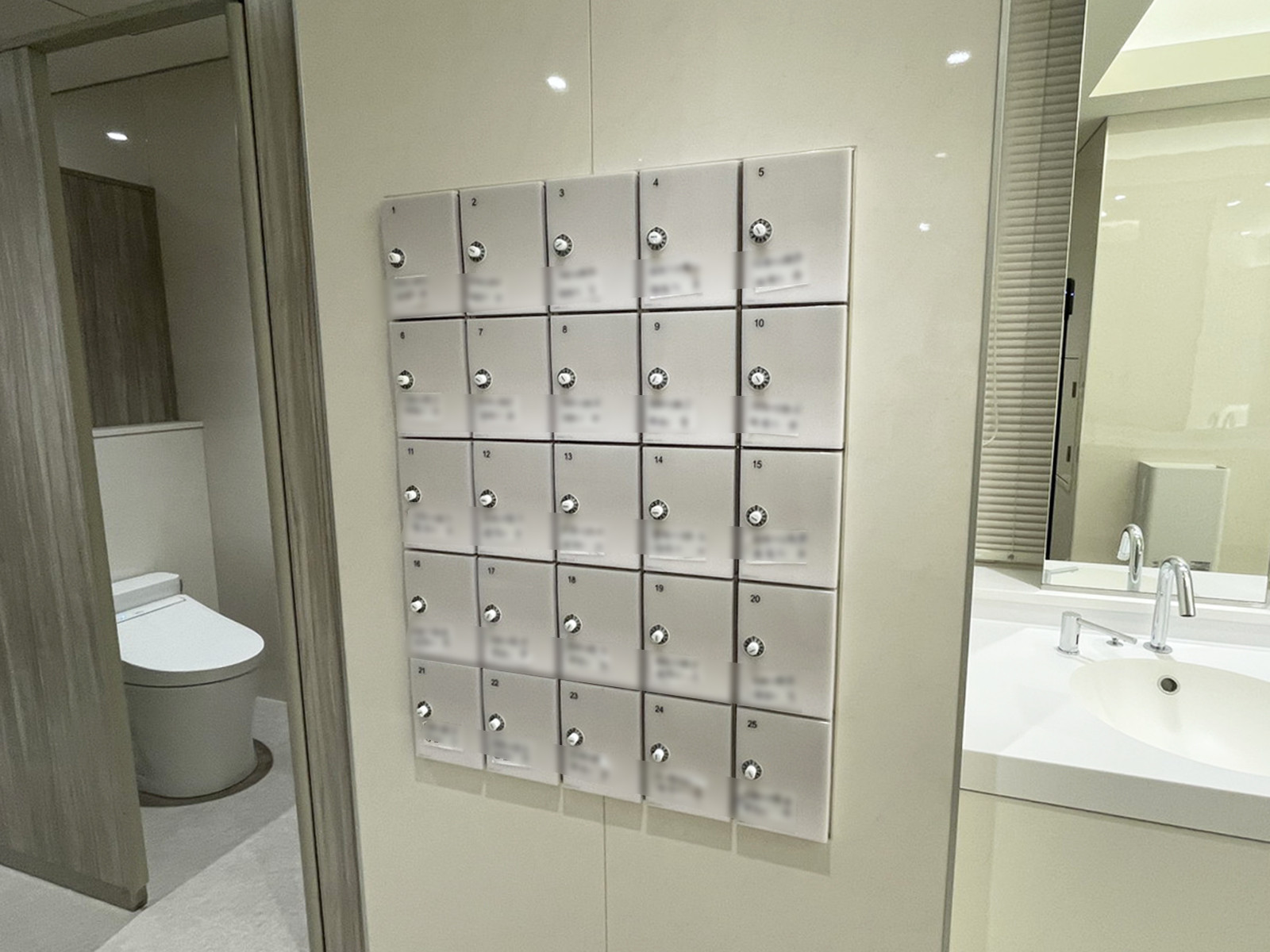 女性用トイレ内の収納ボックス