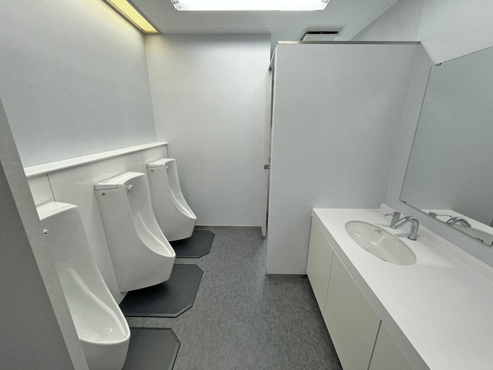 男性用トイレ全体の様子(個室1室、小3つ)
