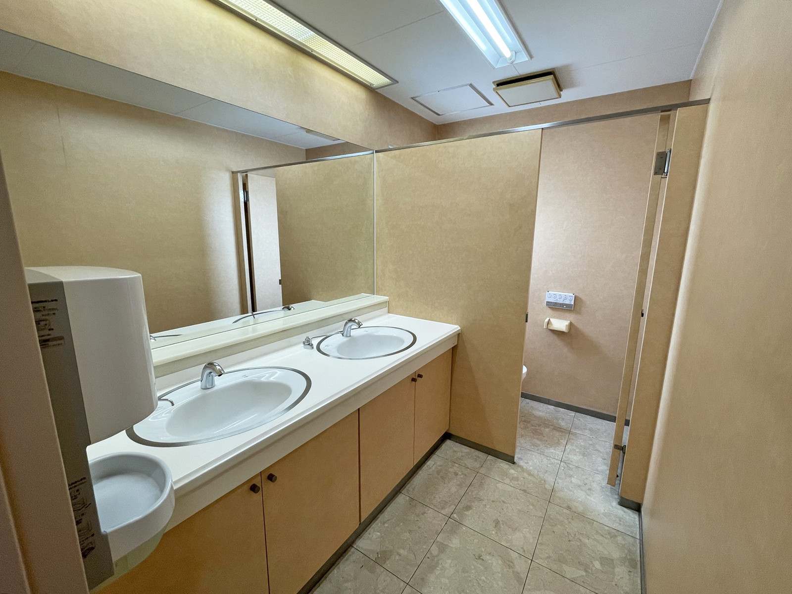 女性用トイレ全体の様子(個室1室)