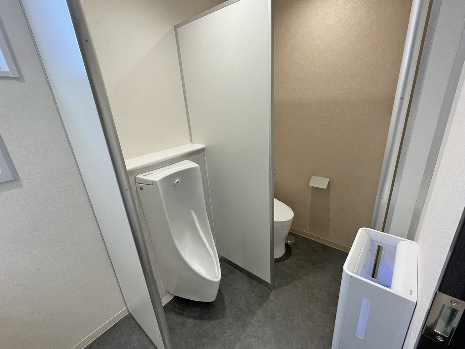 男性用トイレ全体の様子（個室1室、小1つ）