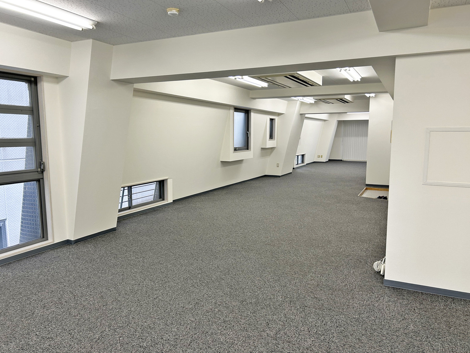 貸室奥側から見た室内