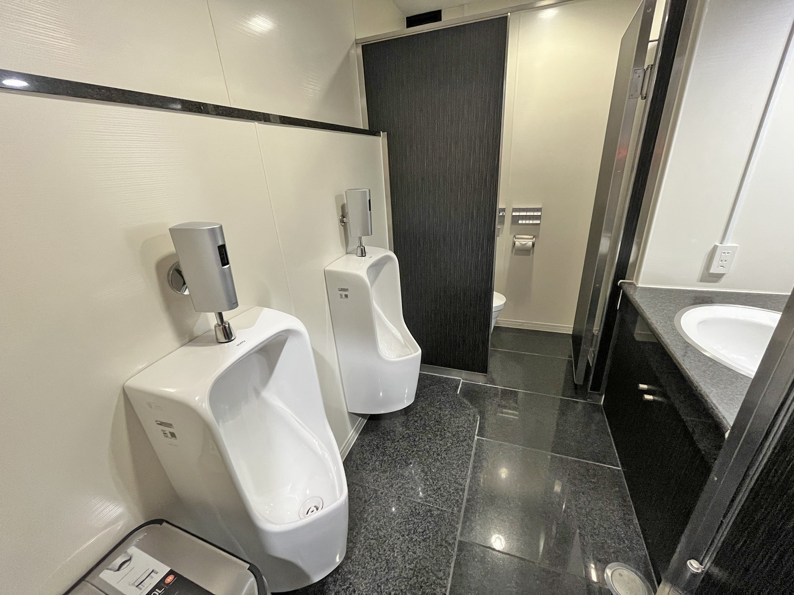 男性用トイレ全体の様子(5階)