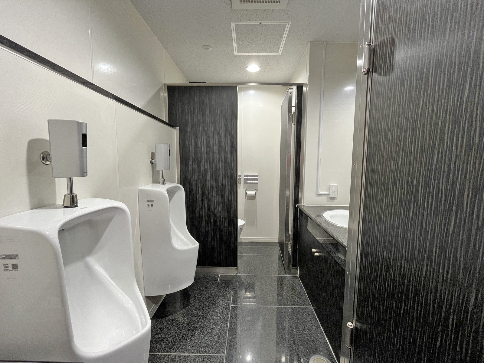 男性用トイレ全体の様子(8階)
