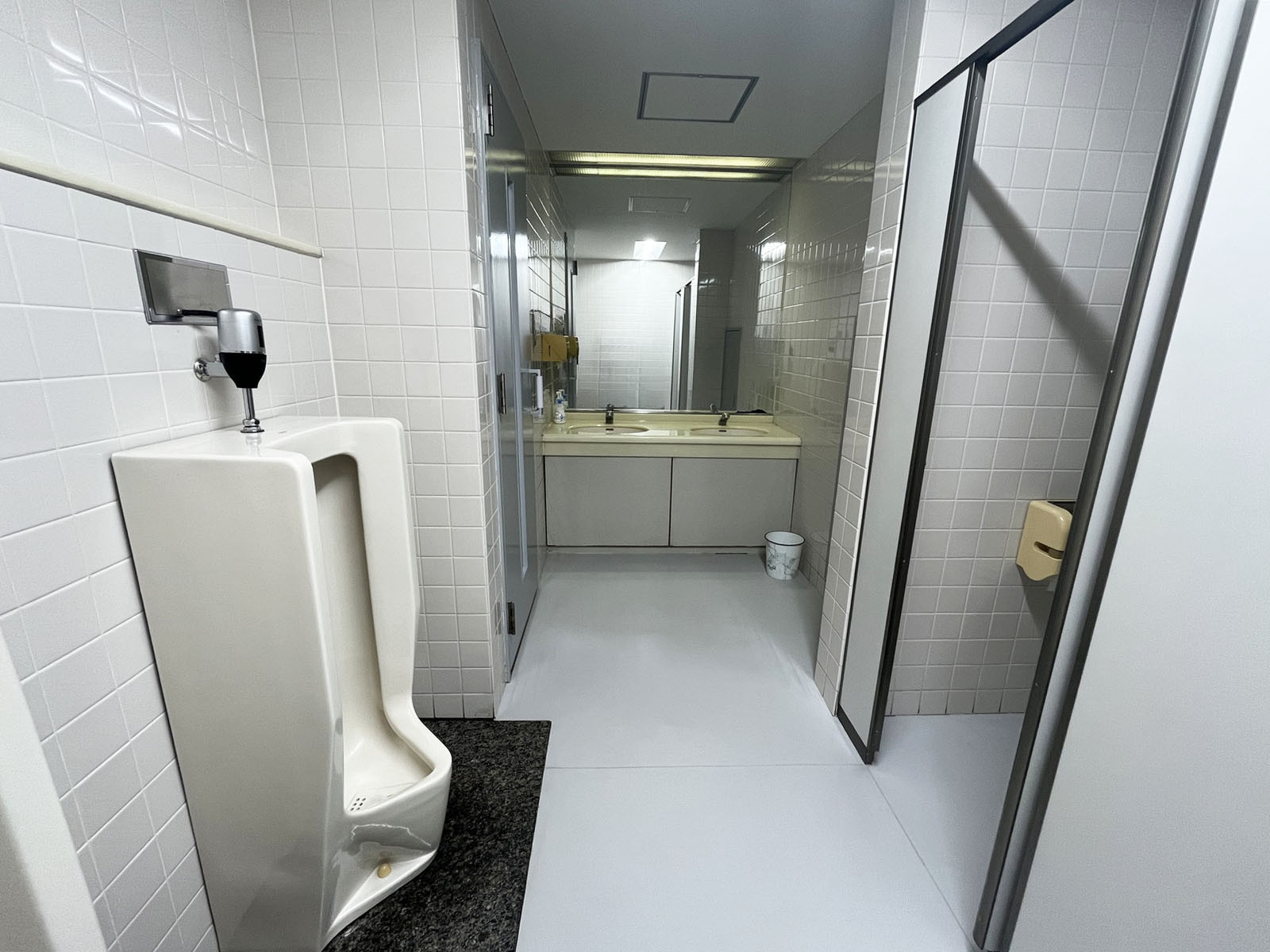 男性用トイレ全体の様子(個室2室、小2つ)