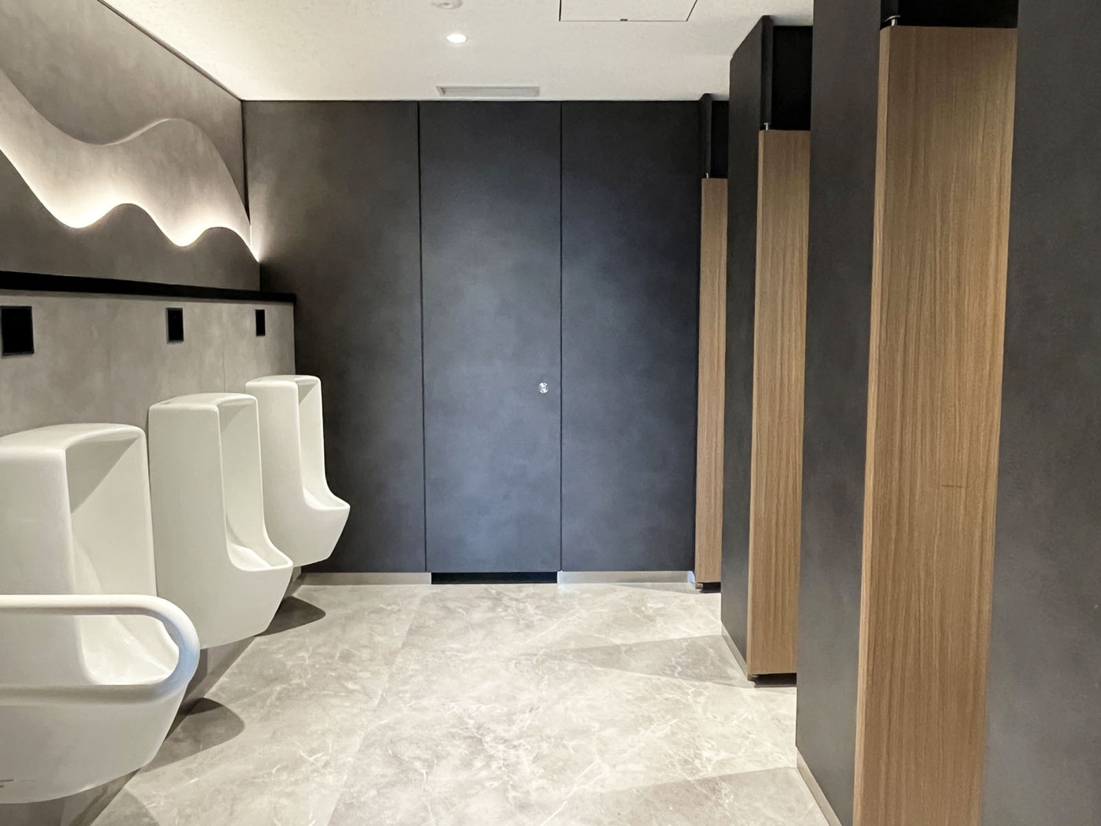 男性用トイレ全体の様子(個室4室、小4つ)