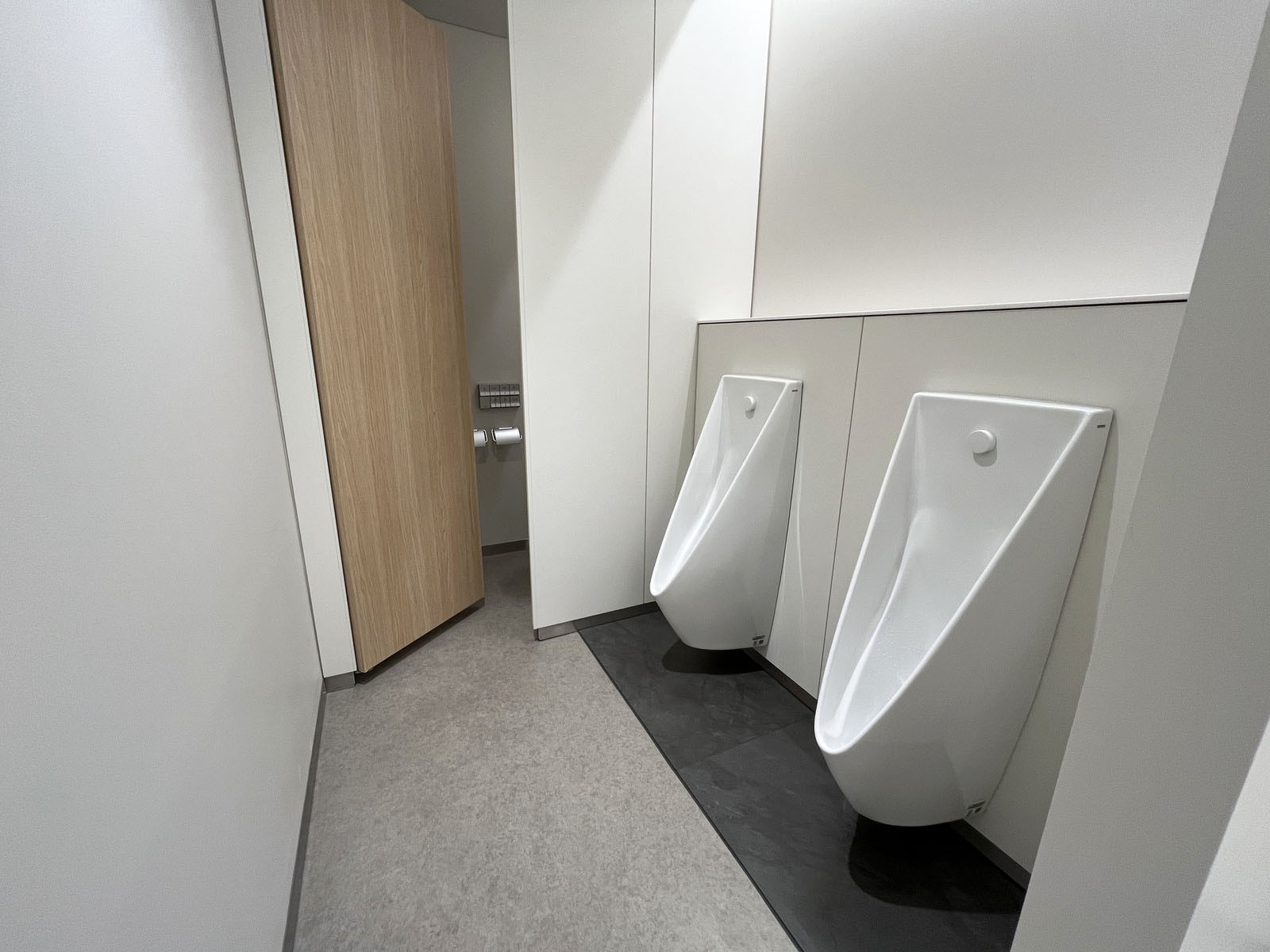 男性用トイレ全体の様子(個室1室、小2つ)