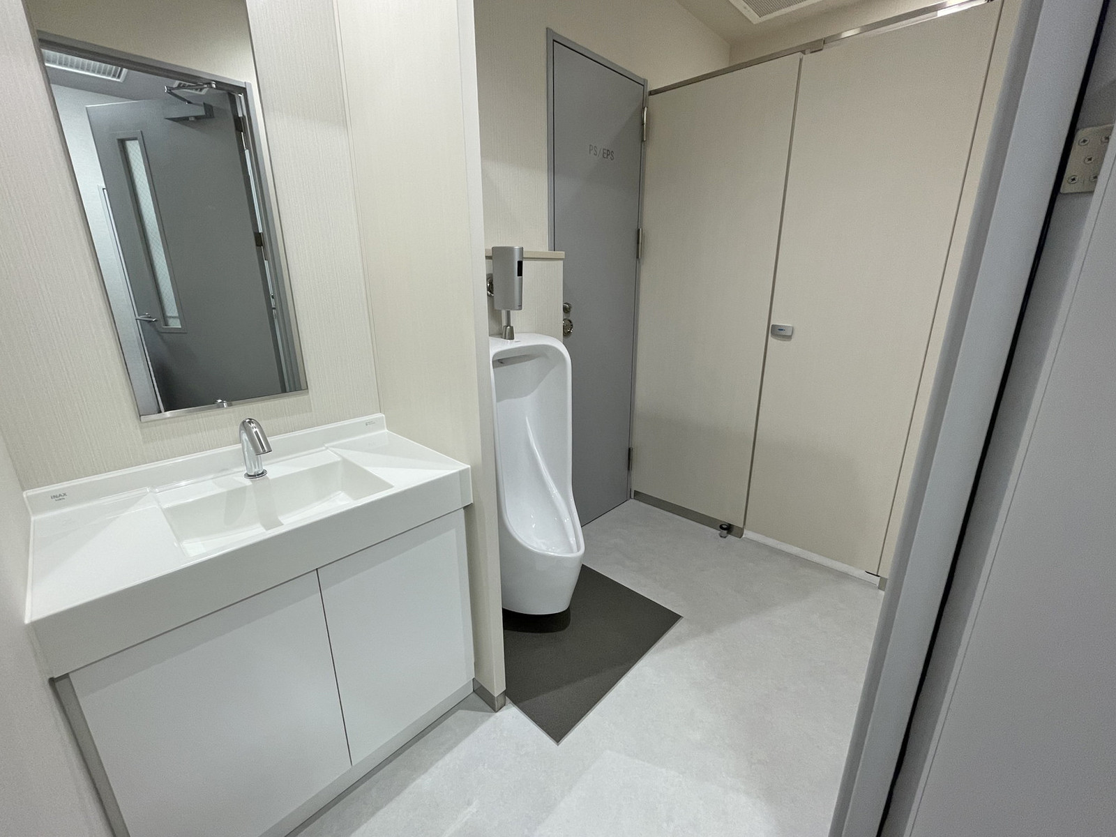 男性用トイレ全体の様子（個室1室、小1つ）