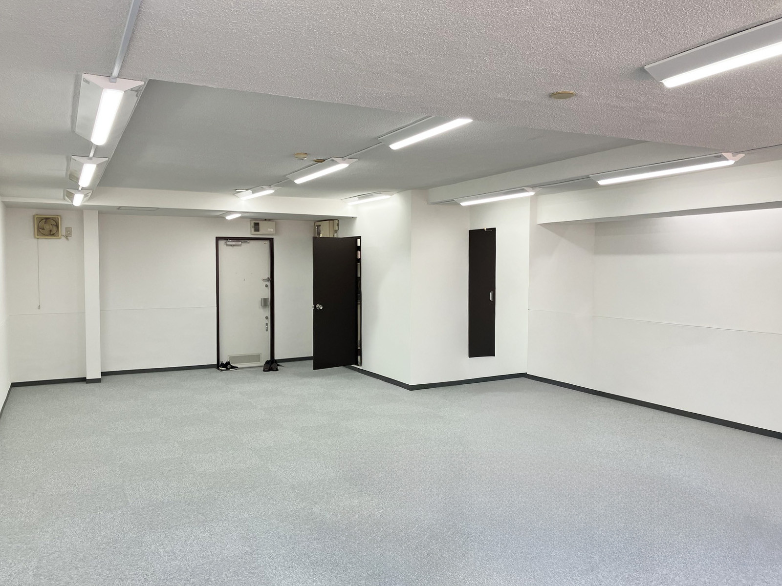 貸室奥側から見た室内