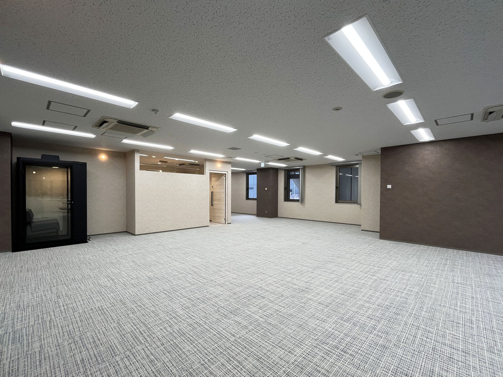 奥側から見た室内
