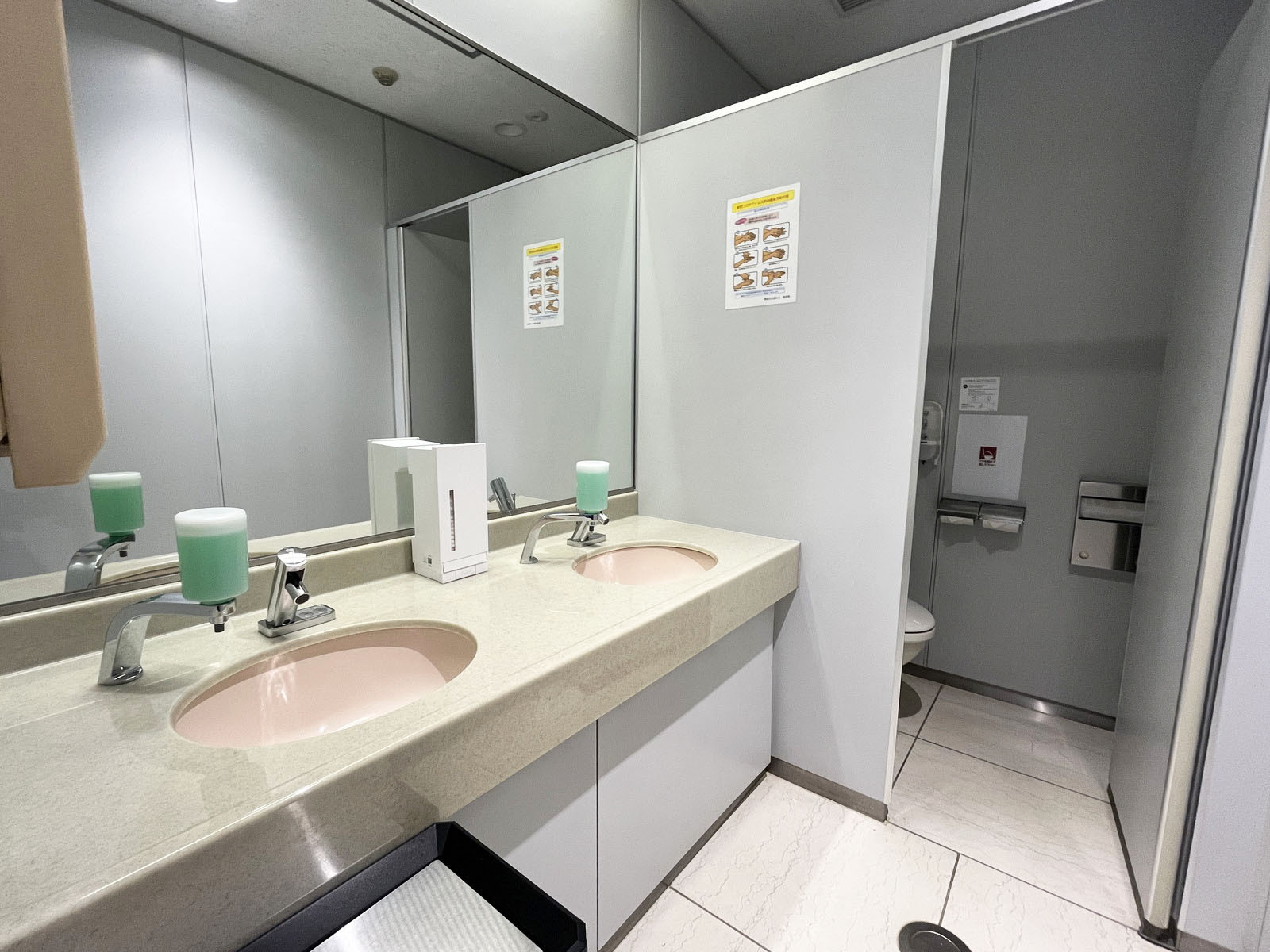 女性用個室トイレ全体の様子