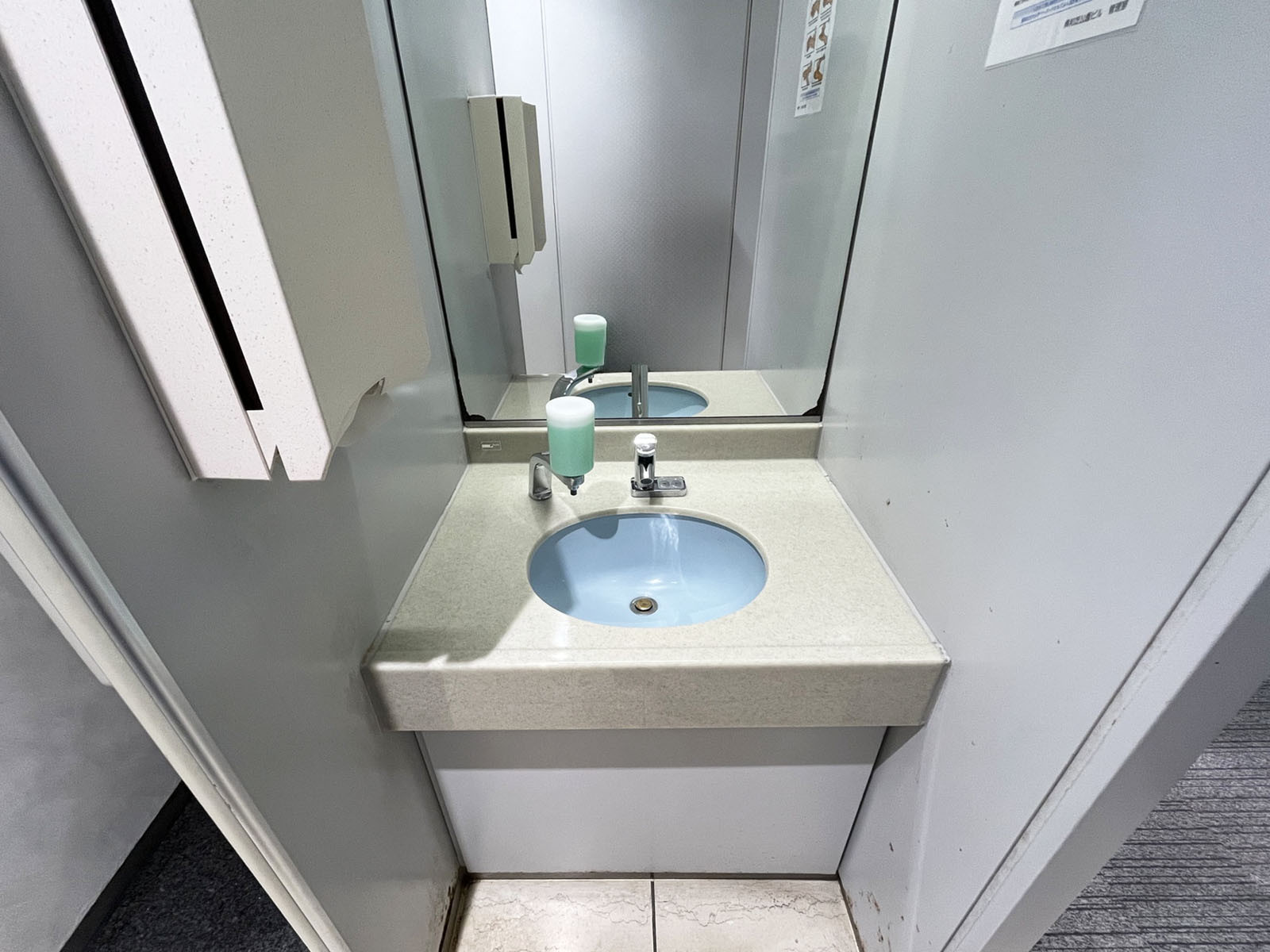 男性用トイレ洗面台