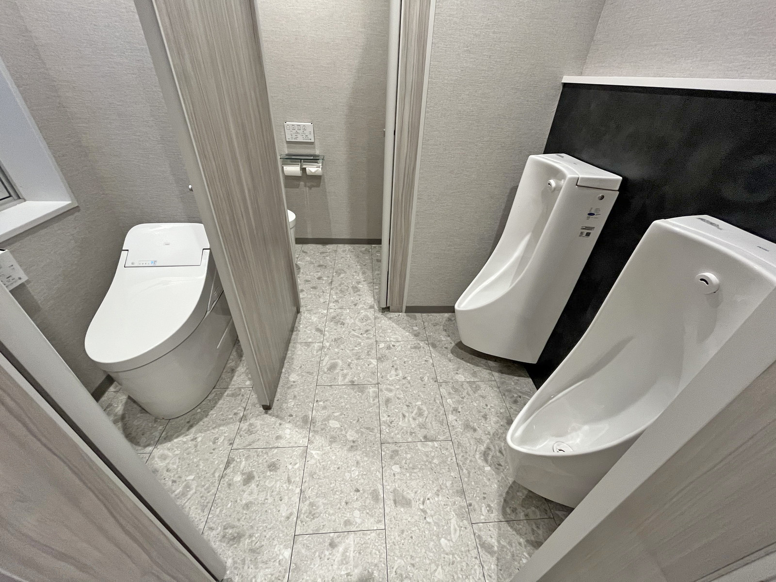 男性用トイレ全体の様子(個室2室)