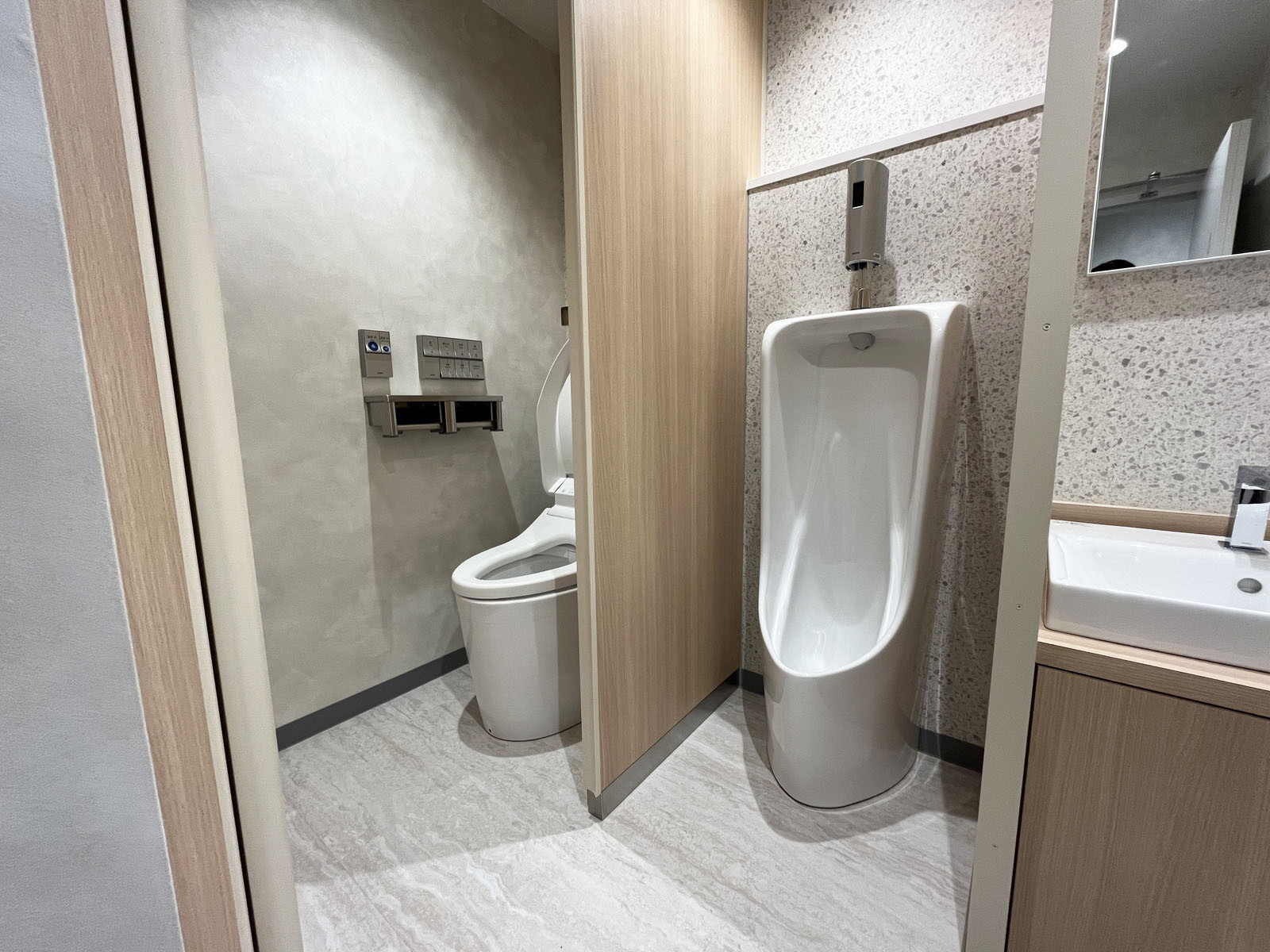 男性用トイレ全体の様子(個室1室、小1つ)