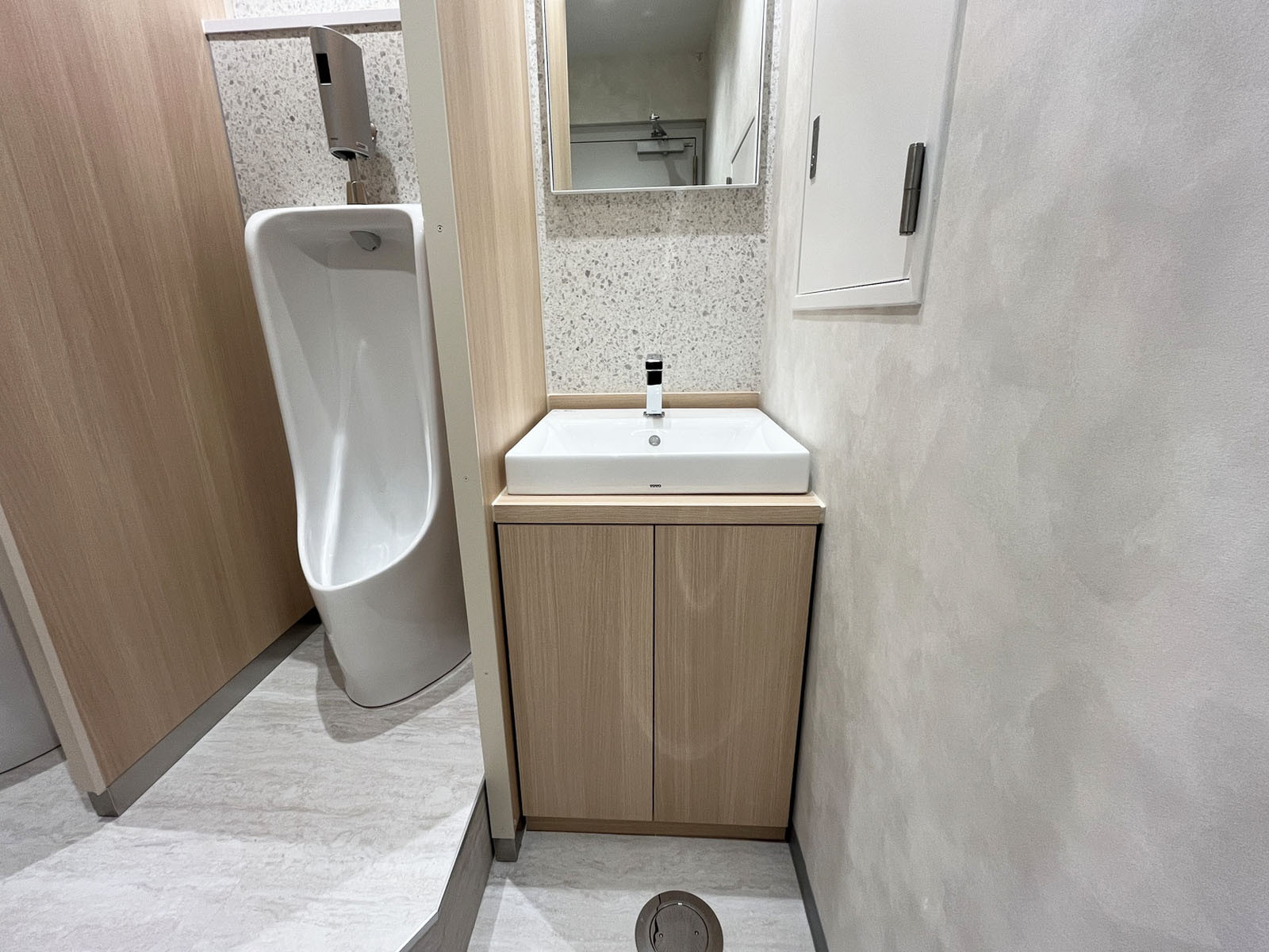 男性用トイレ洗面台