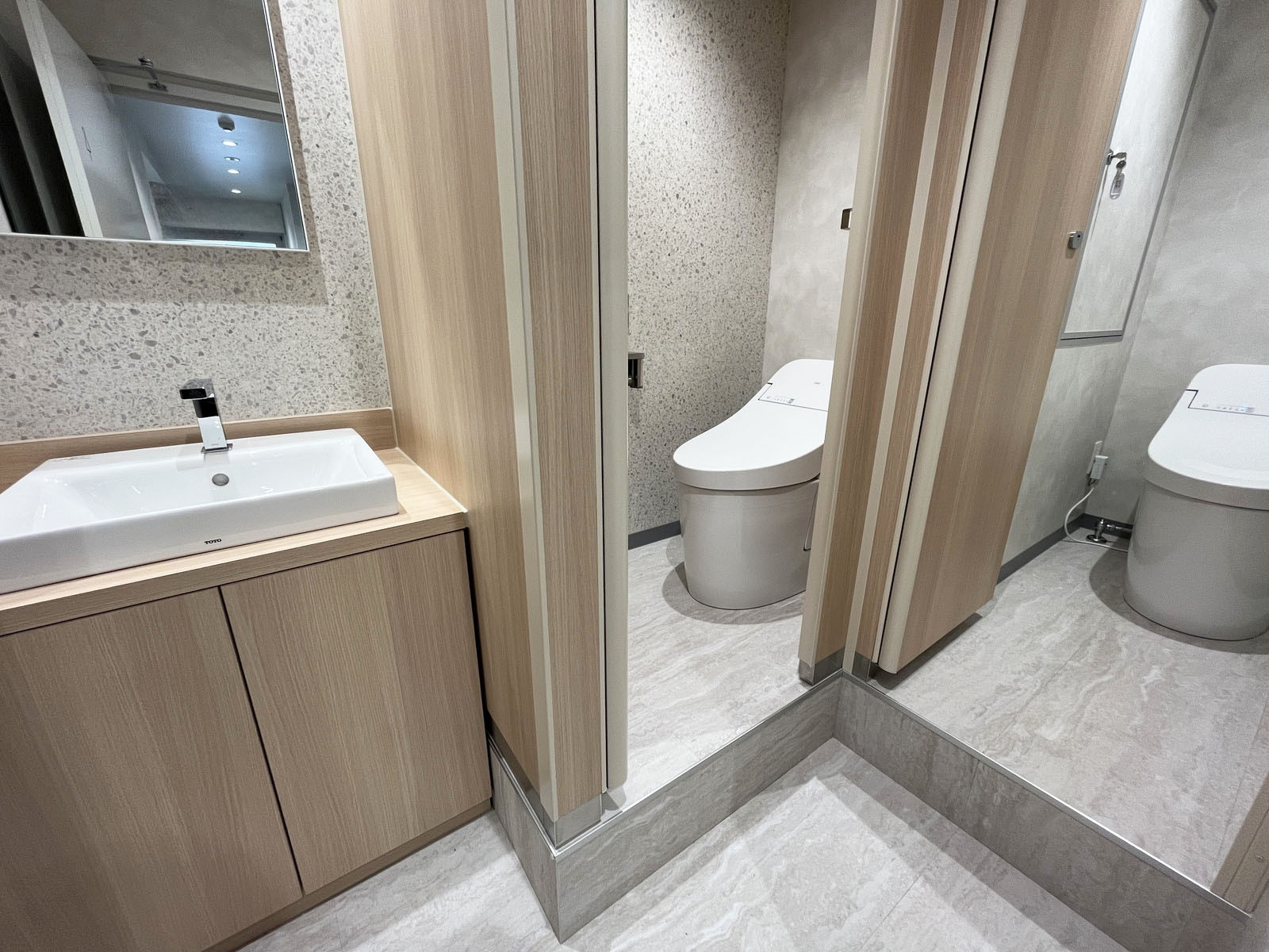 女性用トイレ全体の様子(個室2室)