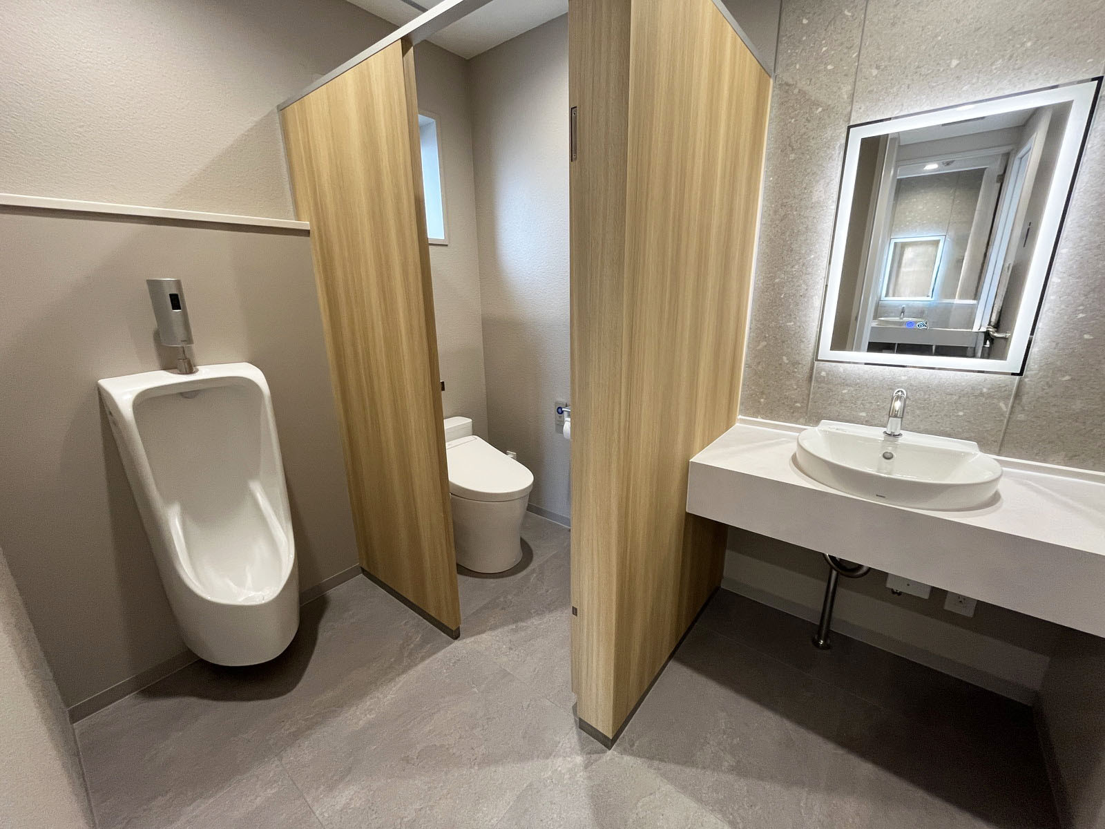 男性用トイレ全体の様子(個室1室、小1つ)