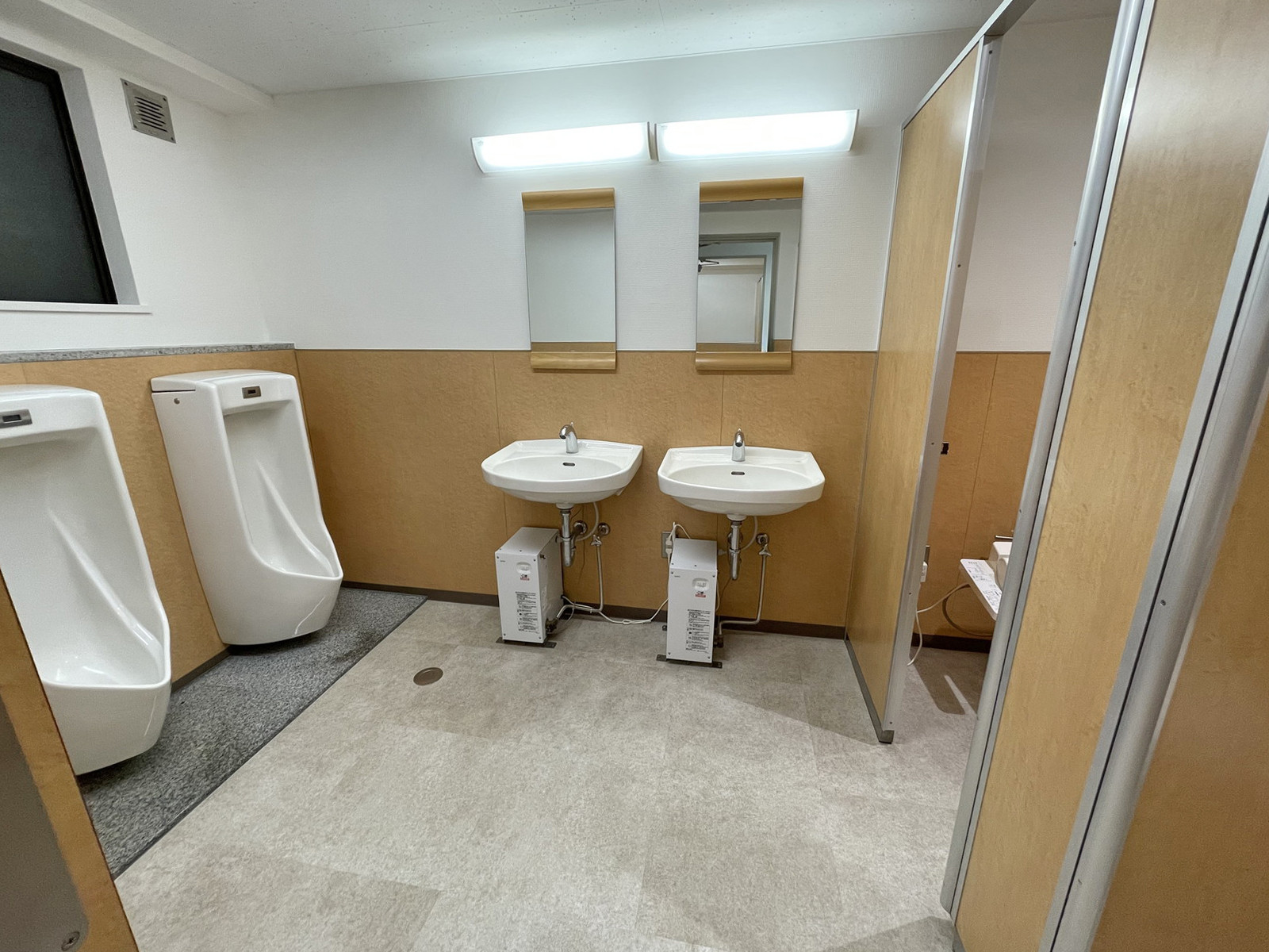 男性用トイレ全体の様子（個室2室、小3つ）