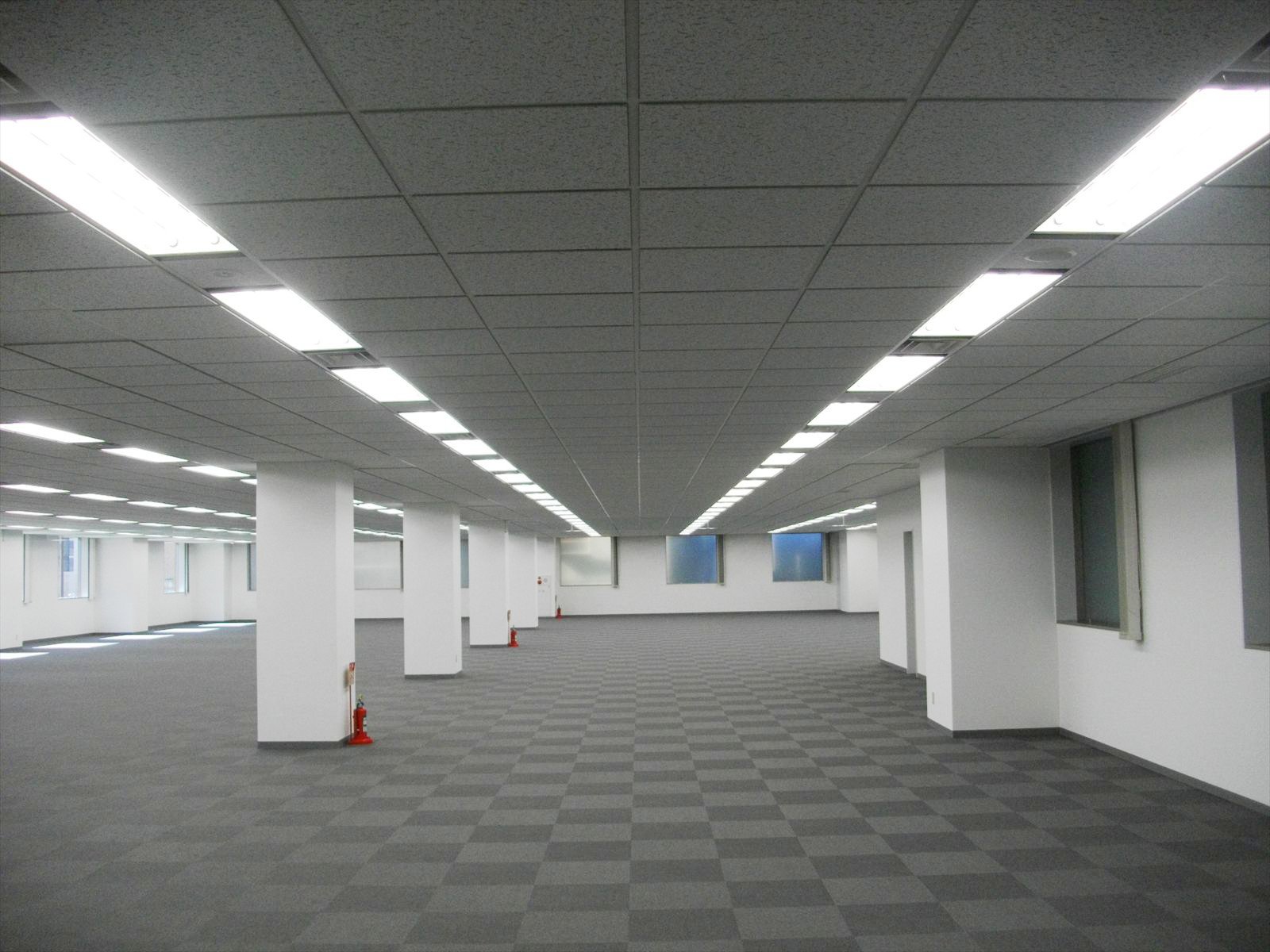 白とグレーを基調とした室内