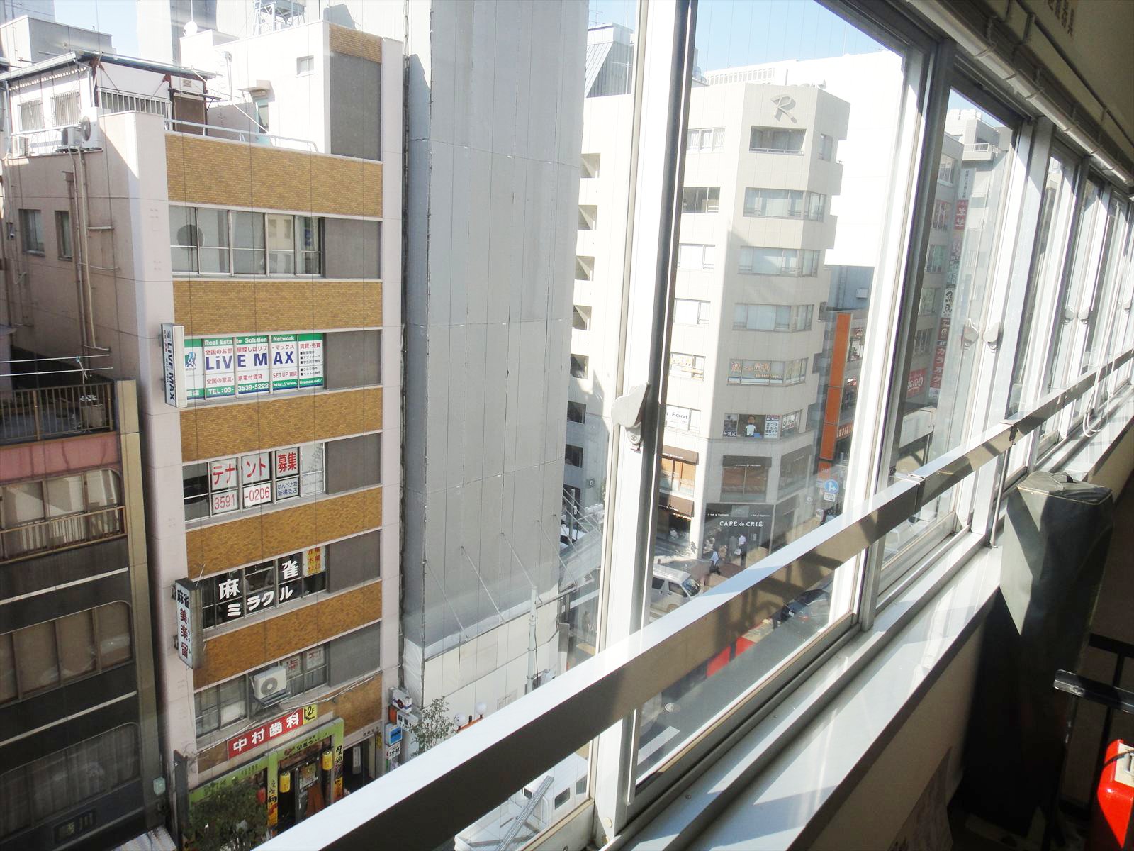 広い窓面のおかげで明るい室内