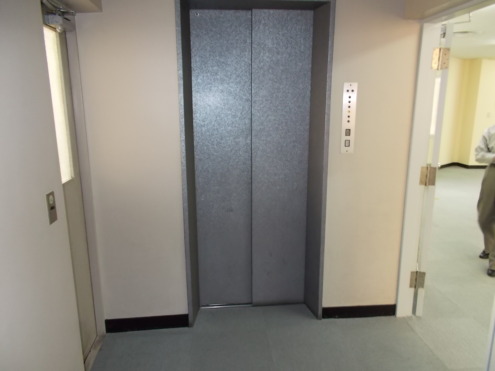 フロアエレベーター