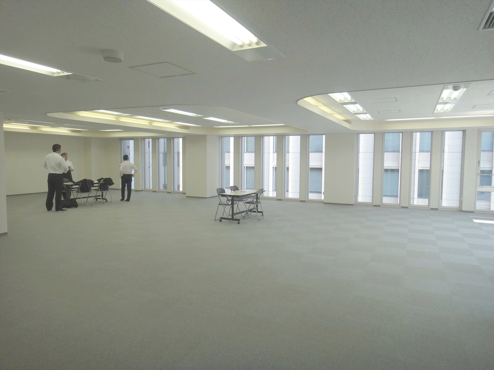 天井が高く窓面も広い開放感のあるオフィス