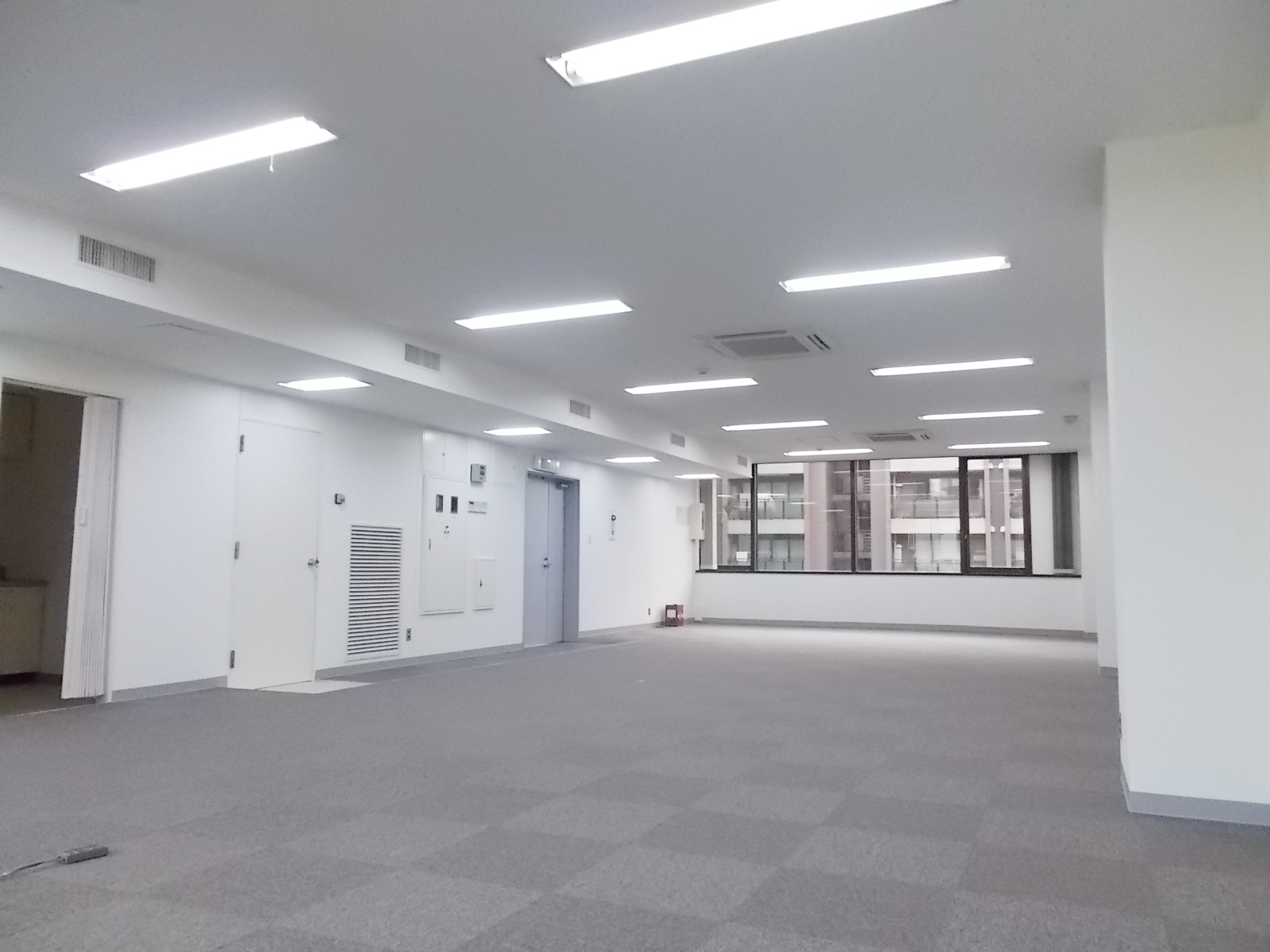 明るいオフィス室内の雰囲気