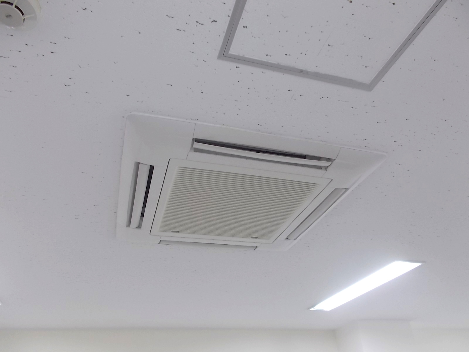 空調は天井埋め込み式
