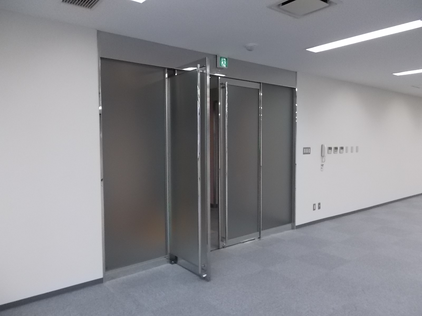 室内からＥＶホールへの扉