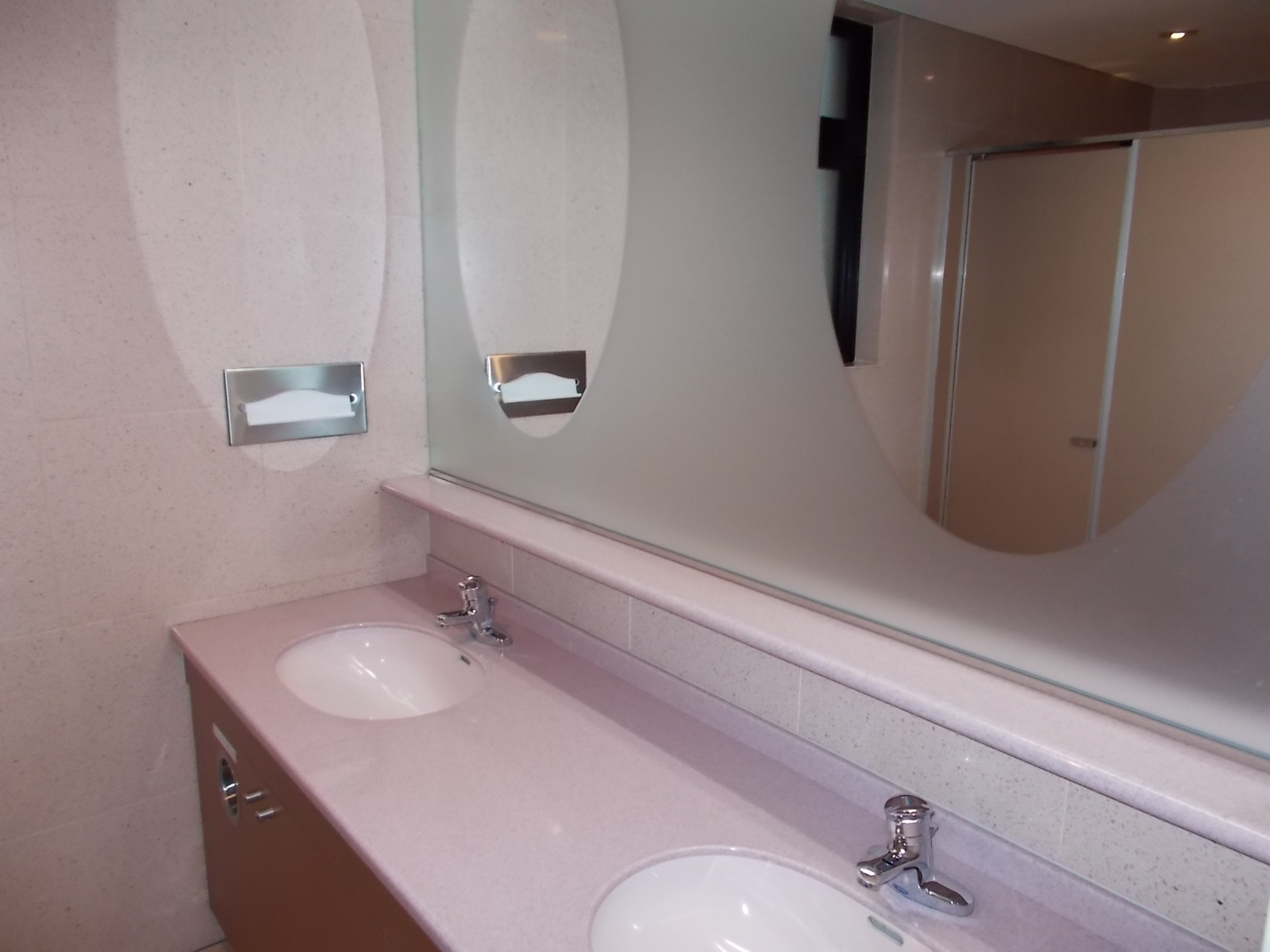 広めの女子トイレ洗面台