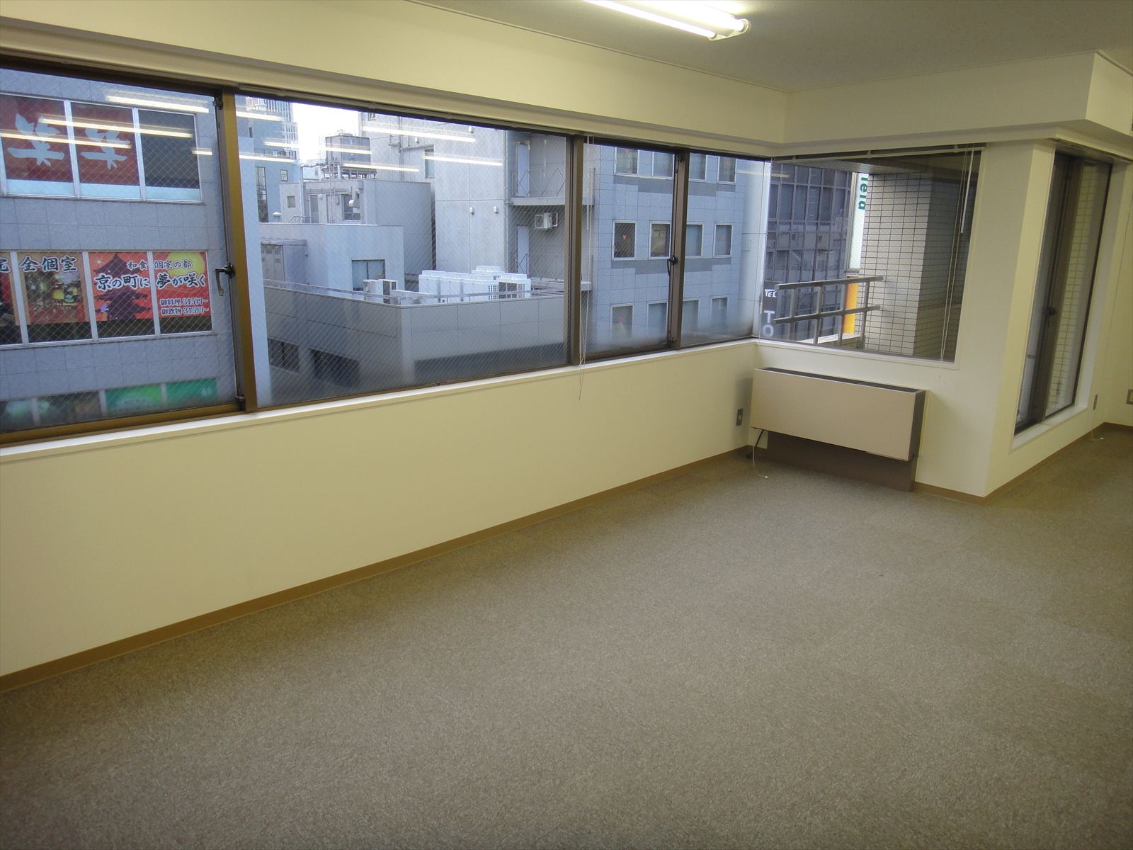 室内からは新橋の風景