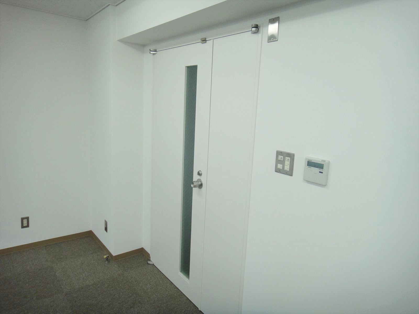 室内から見た入口