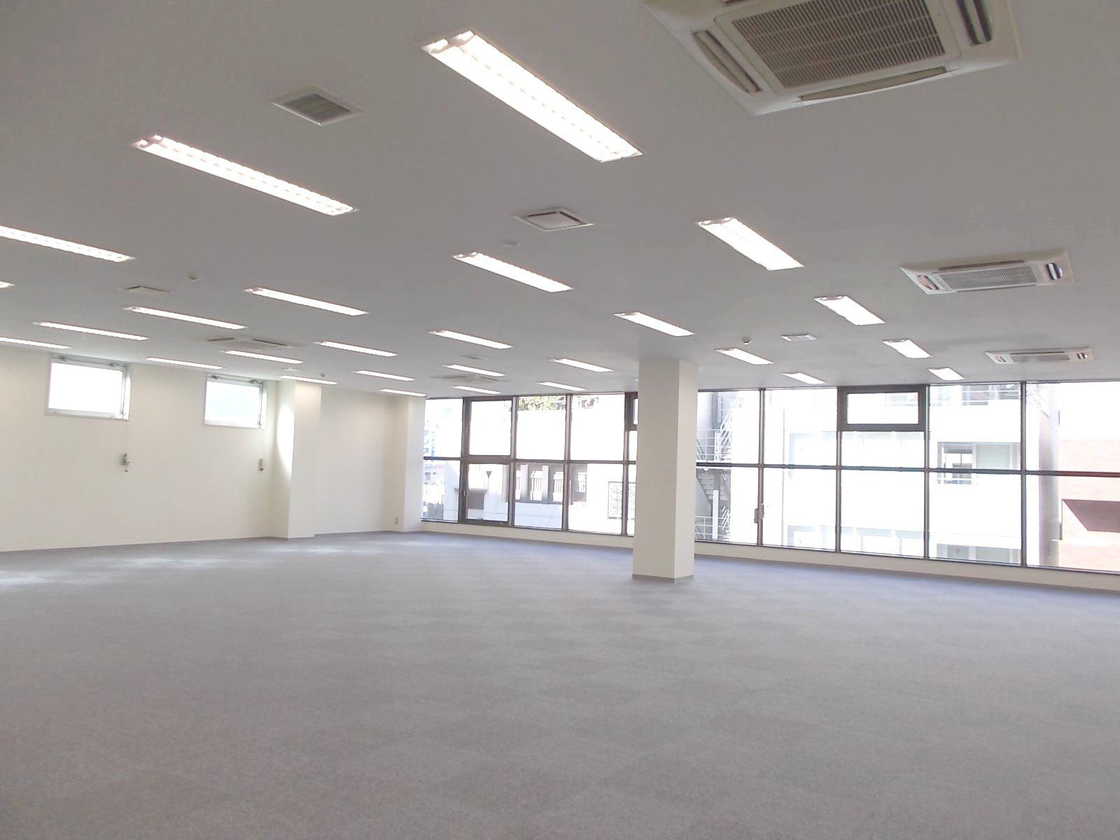 天高2700㎜超の開放感ある貸室内
