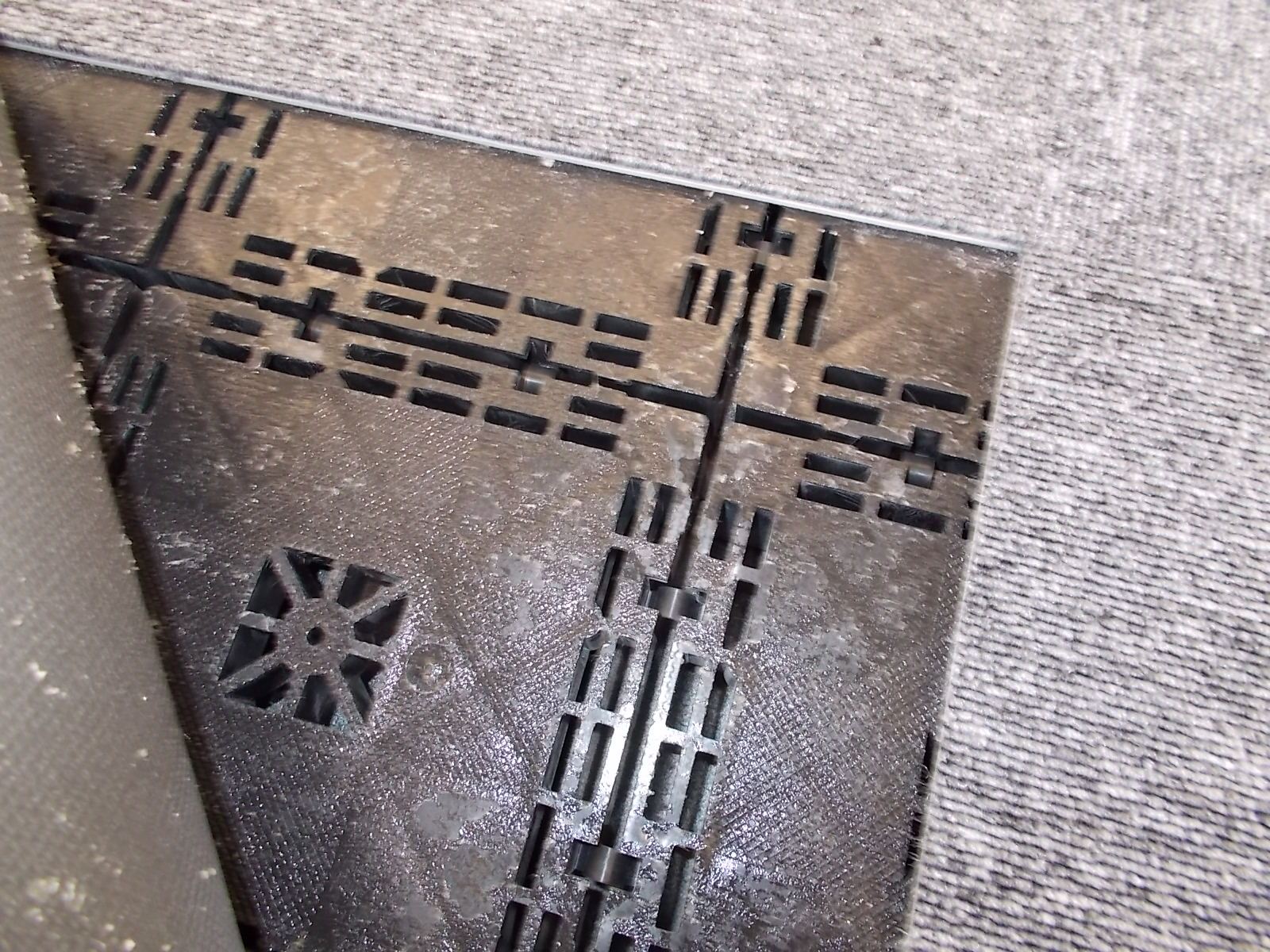 カーペットの下