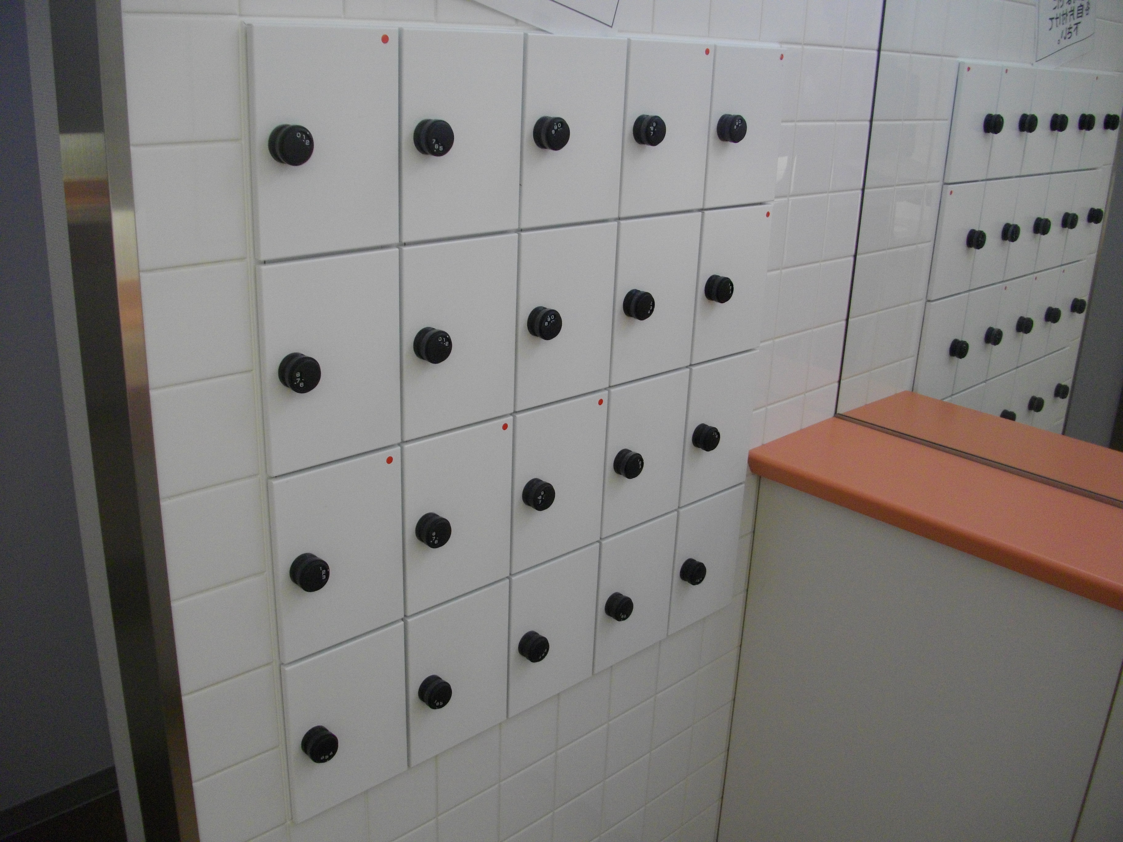 女子トイレ内の小物入れ
