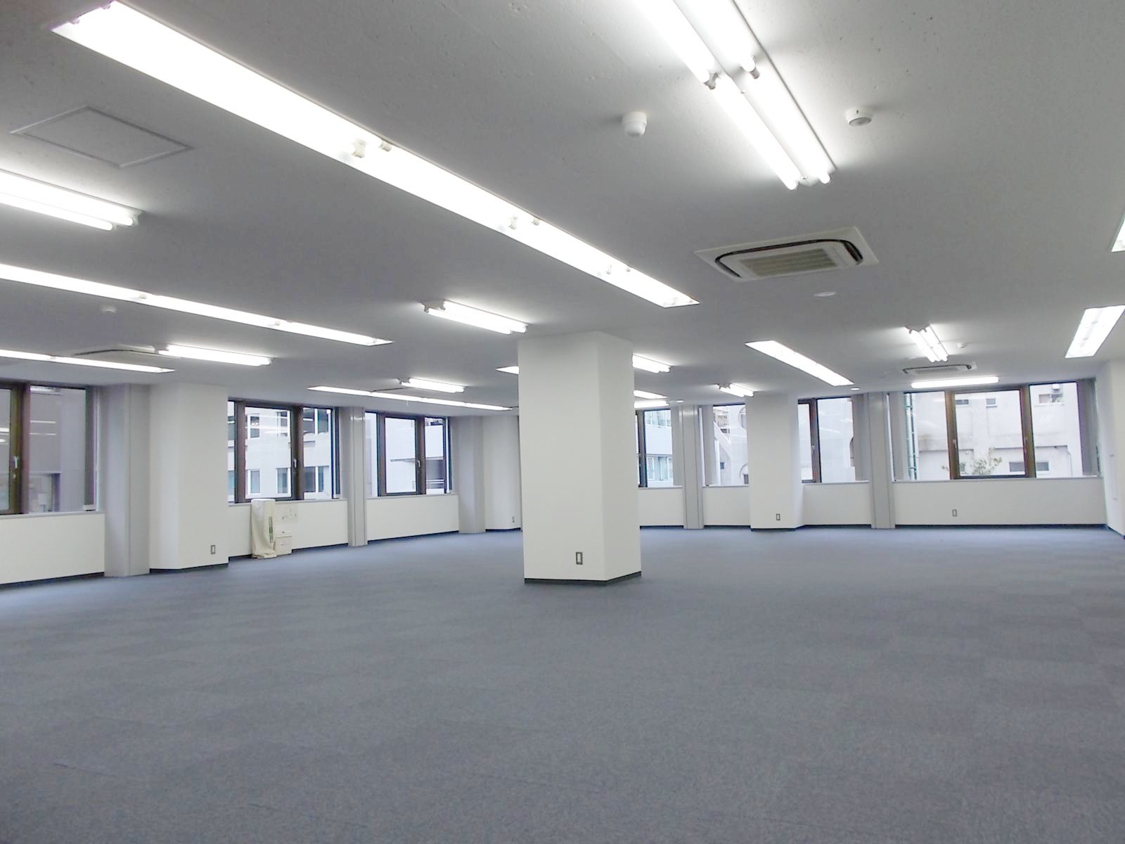 窓が多い室内