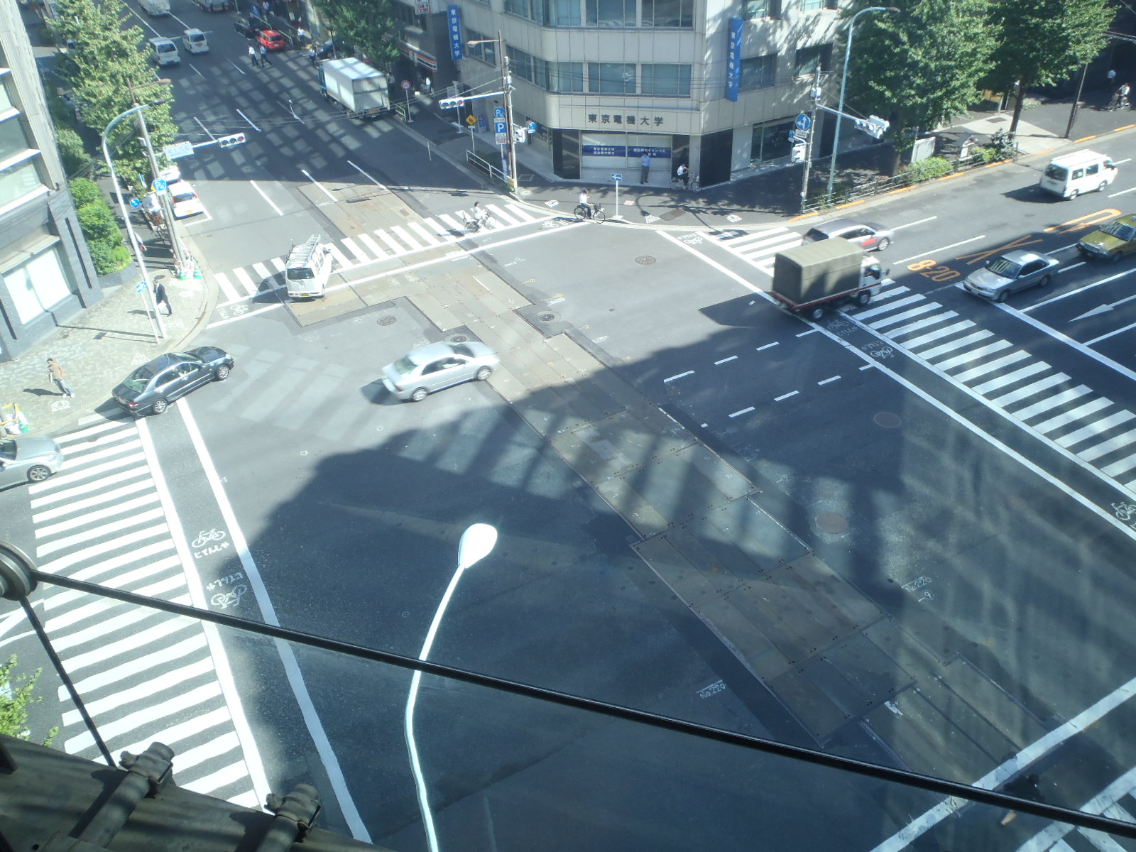 窓から交差点を見下ろす