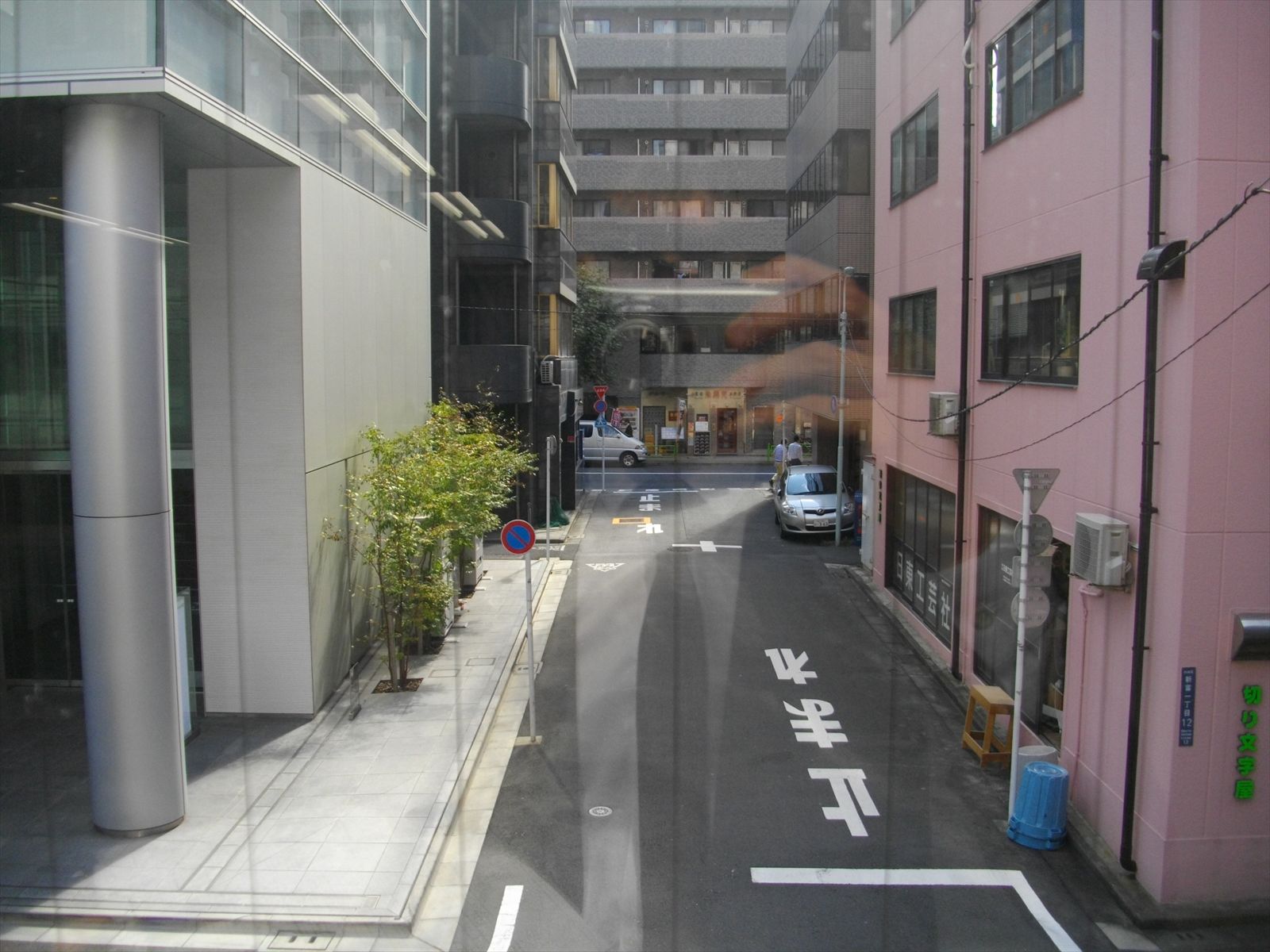 目前の通りを臨む眺望