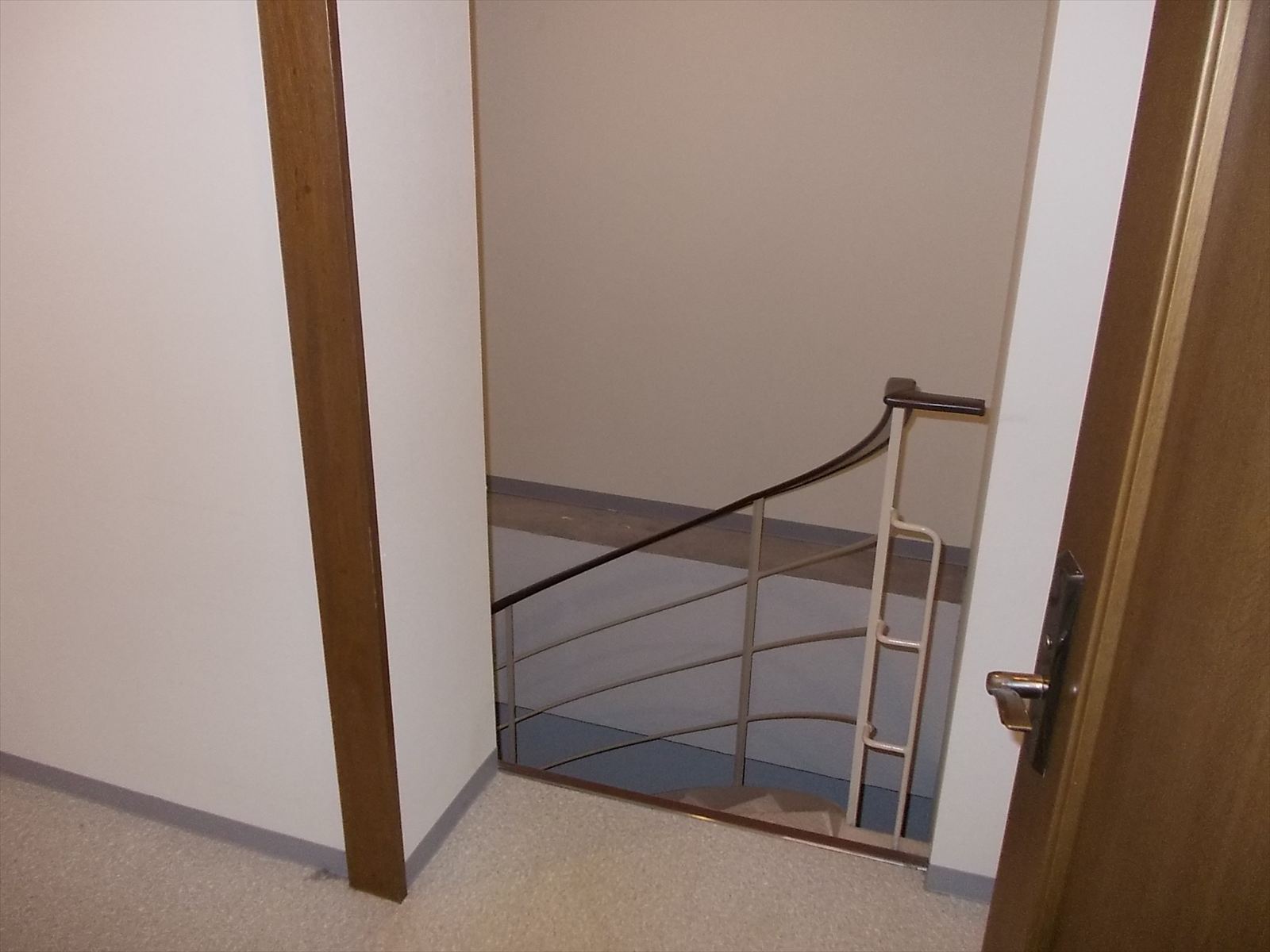 1階の倉庫へ