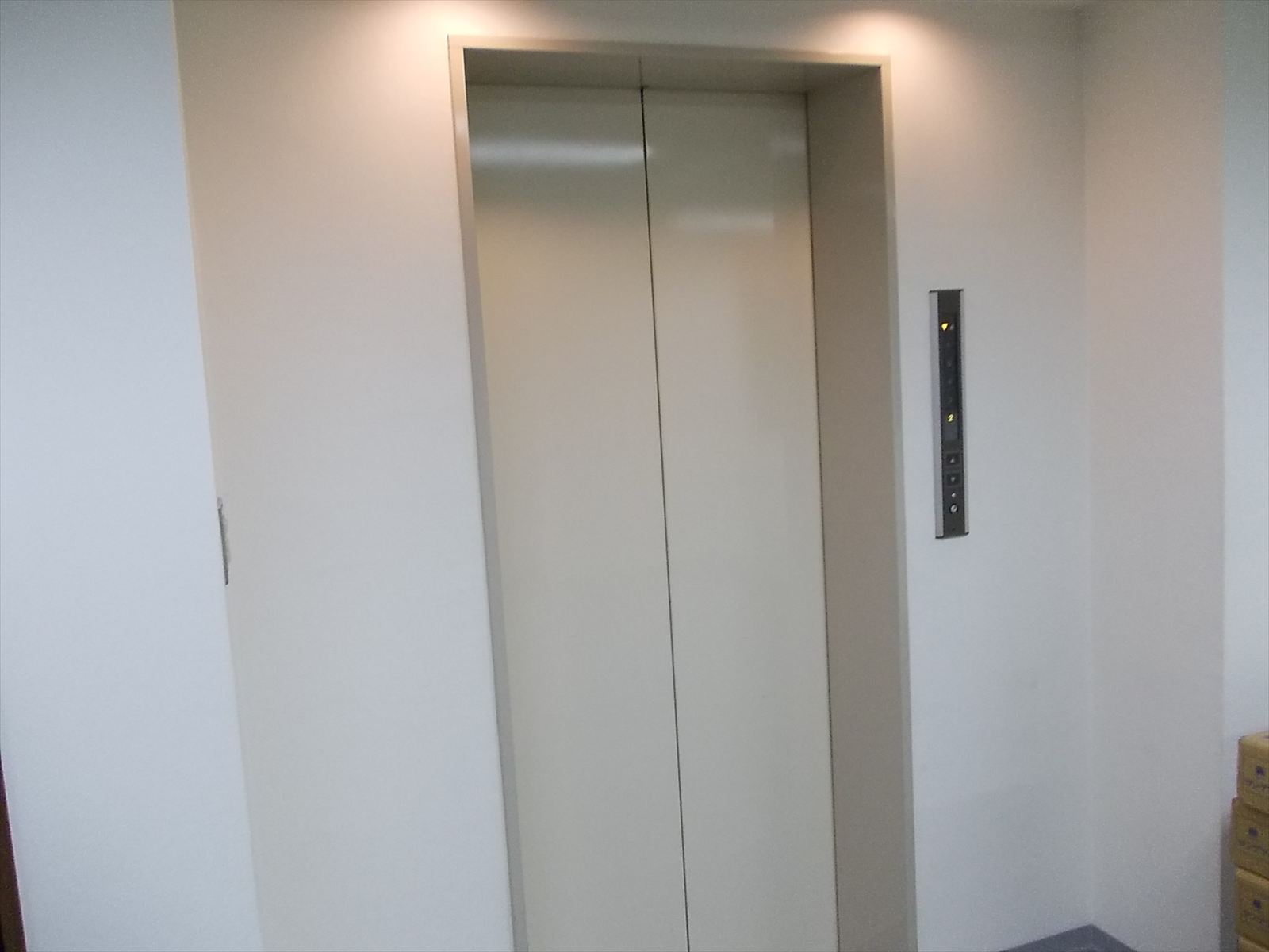 エレベーターは1基