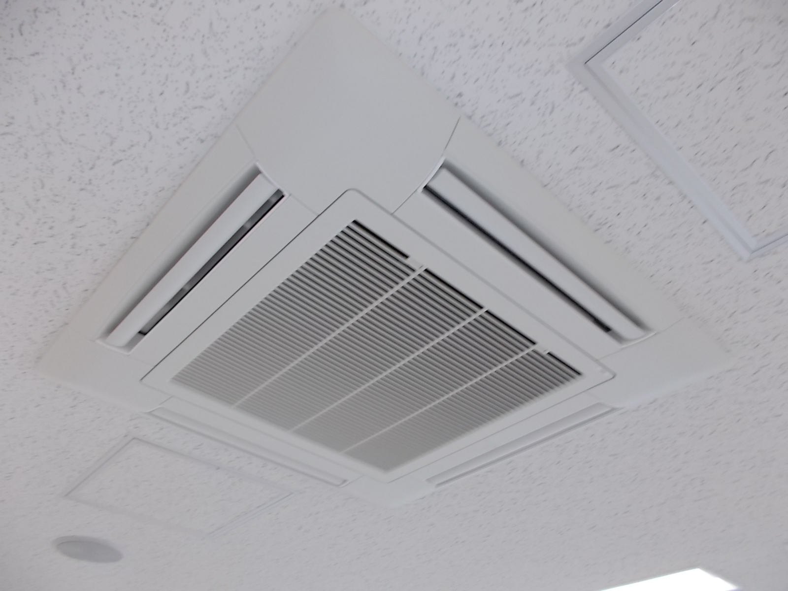 空調は天井埋め込み式