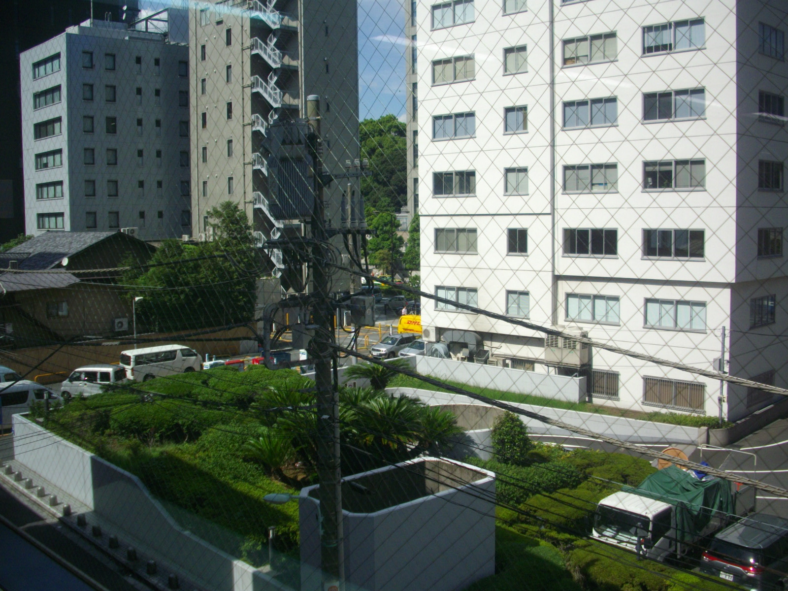 近くには高い建物が少なく緑も豊富