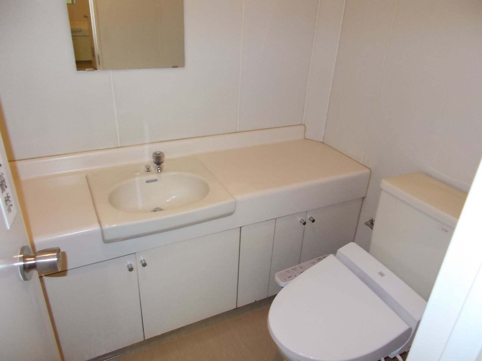 トイレ個室・洗面台