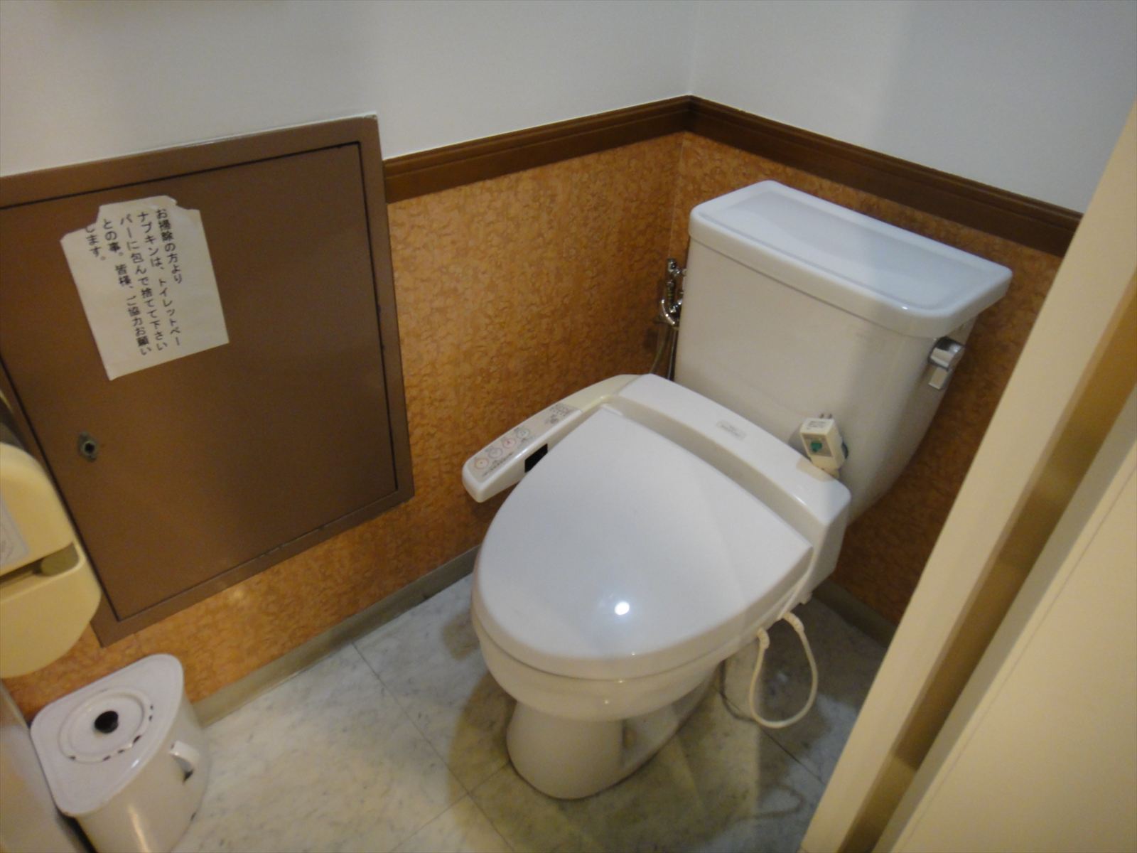 お手洗い(ウォシュレット完備)