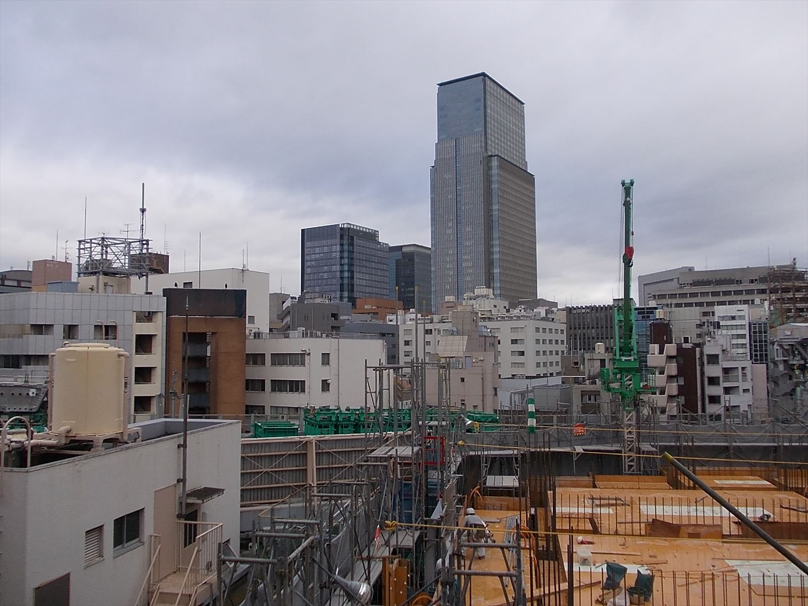 そびえ立つ高層ビル