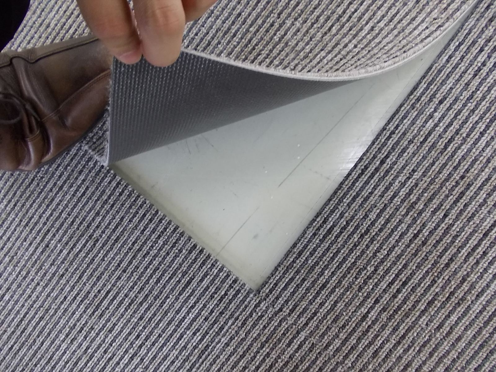 カーペットをめくる