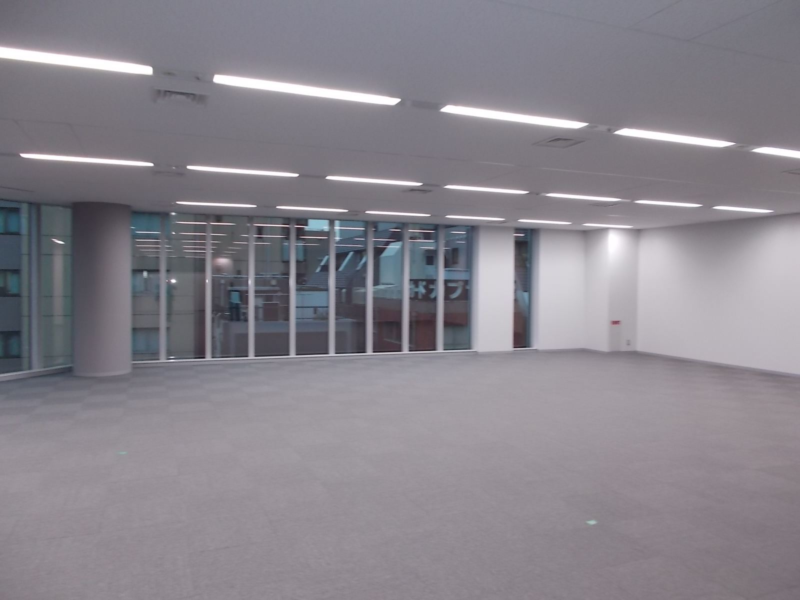 開放的な貸室内