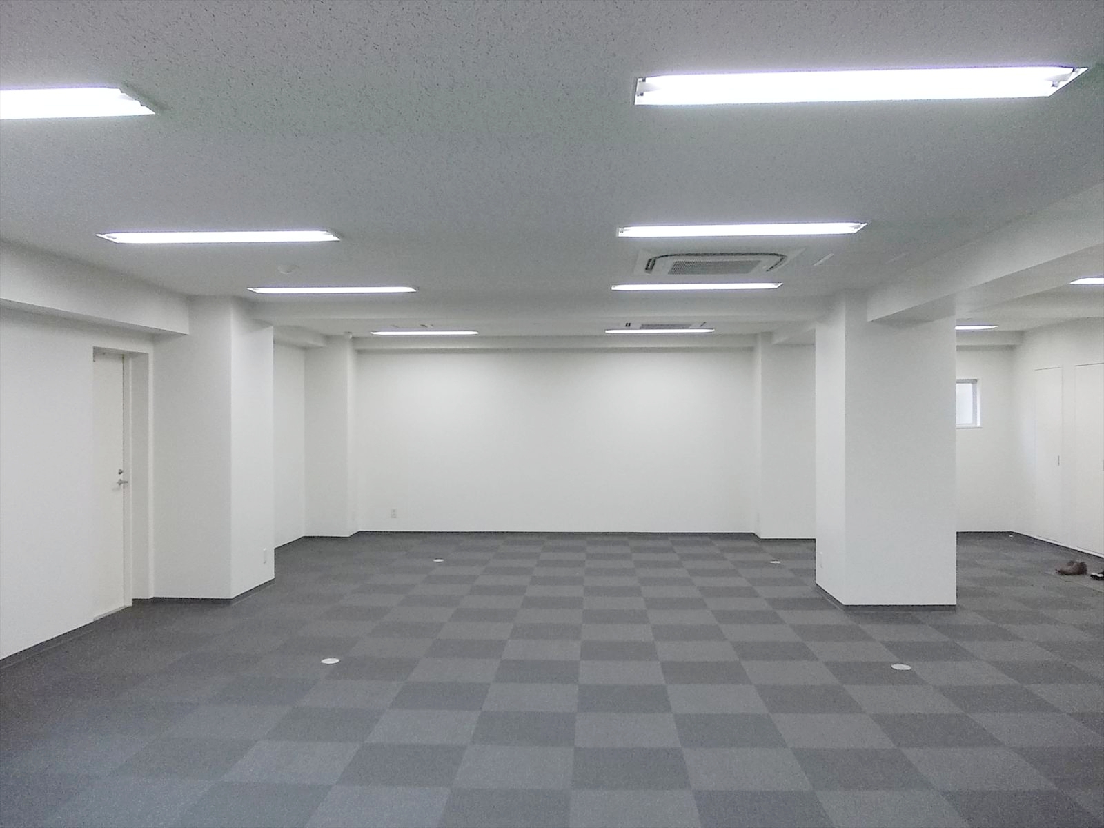 中央に柱あり