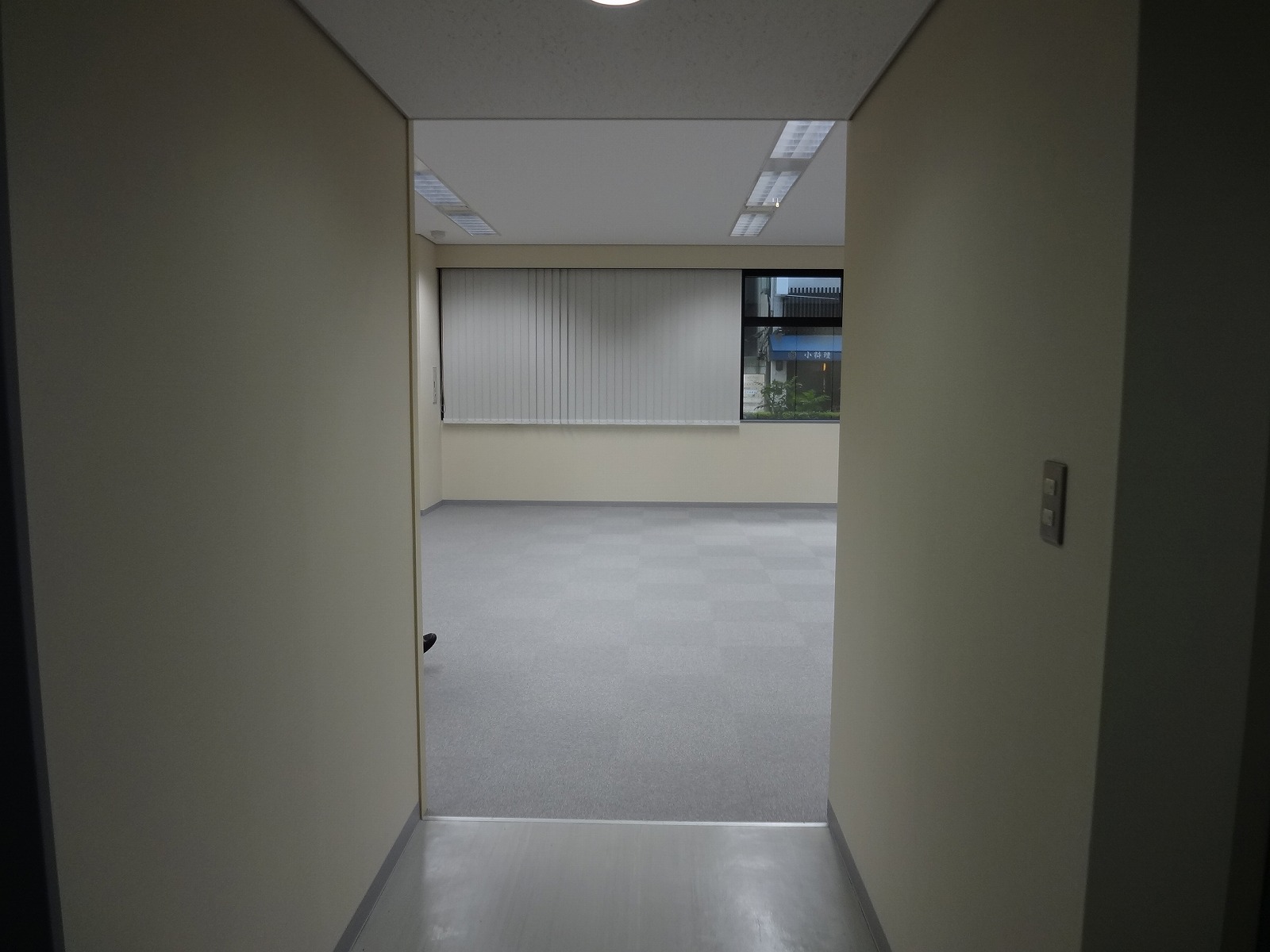 給湯室から見た室内の様子