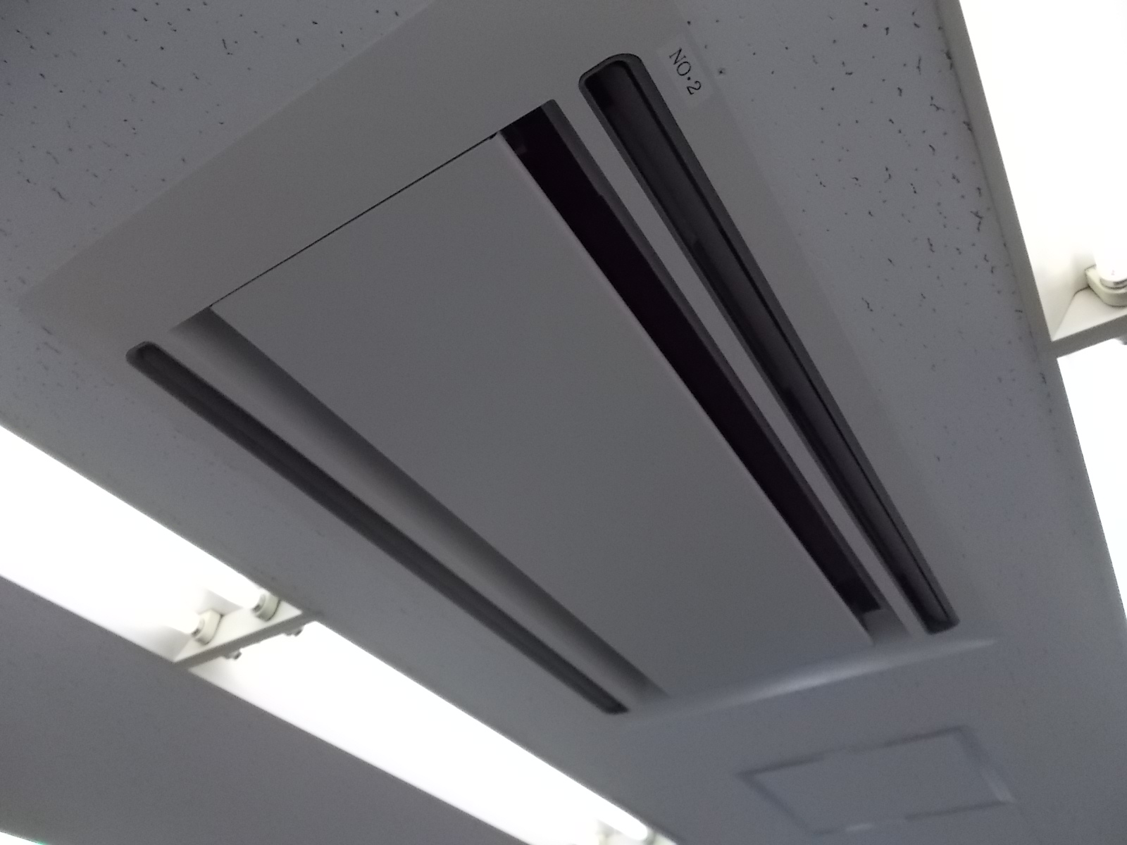 空調は天井埋め込み式
